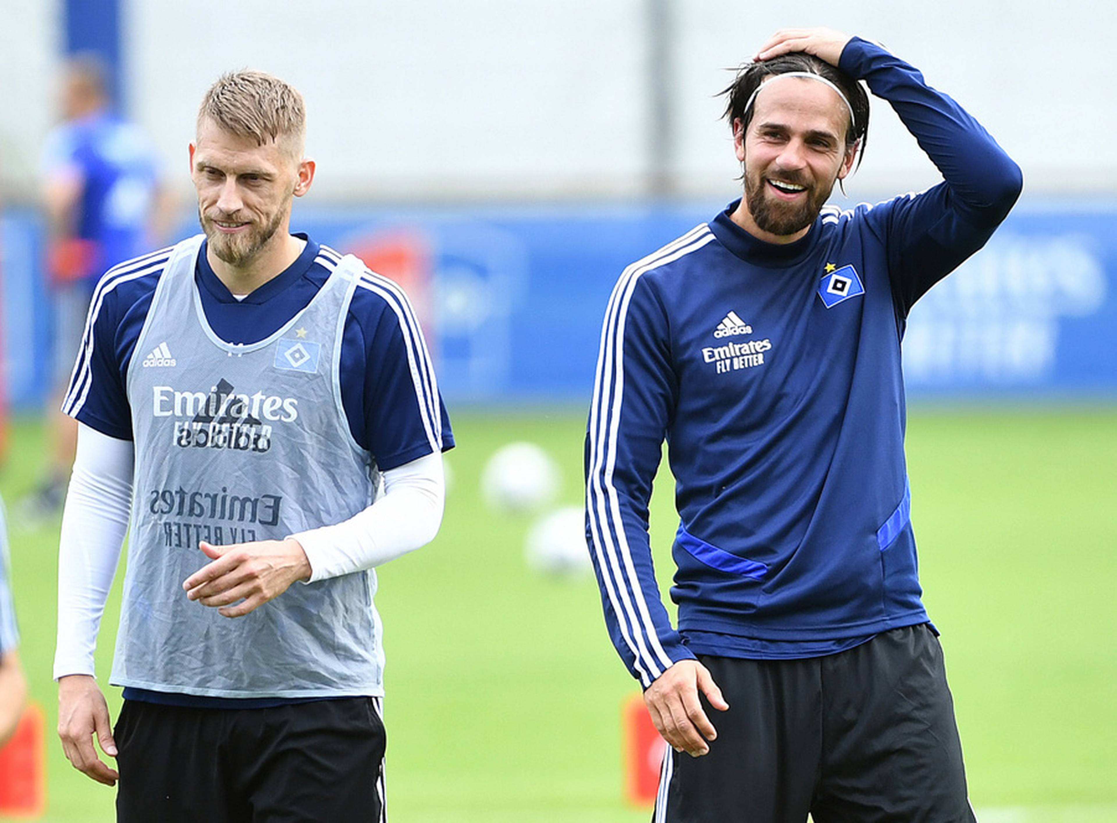 Aaron Hunt und Martin Harnik stehen auf dem Trainingsplatz nebeneinander. 