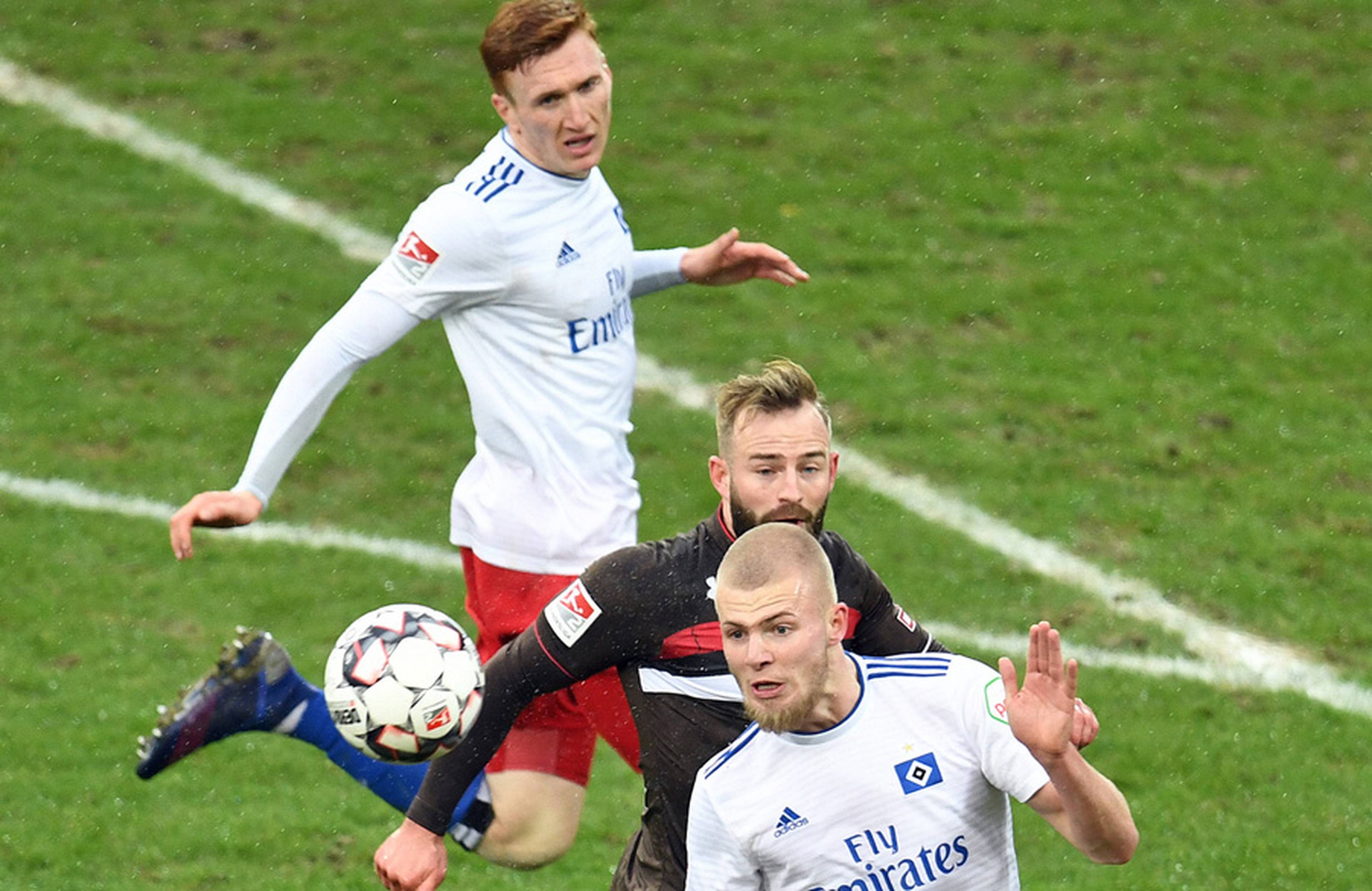 Trust and strong communication: the recipe for success for HSV centre-backs Rick van Drongelen and David Bates.
