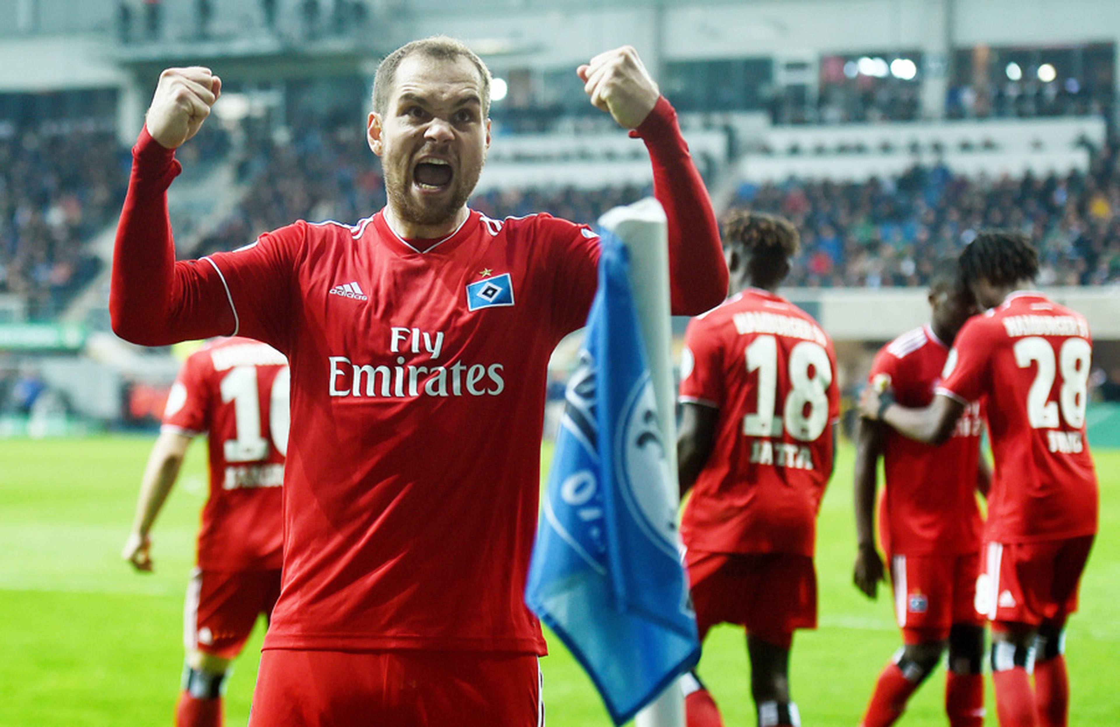 Lasogga jubelt über seinen Treffer im Pokal-Viertelfinale.
