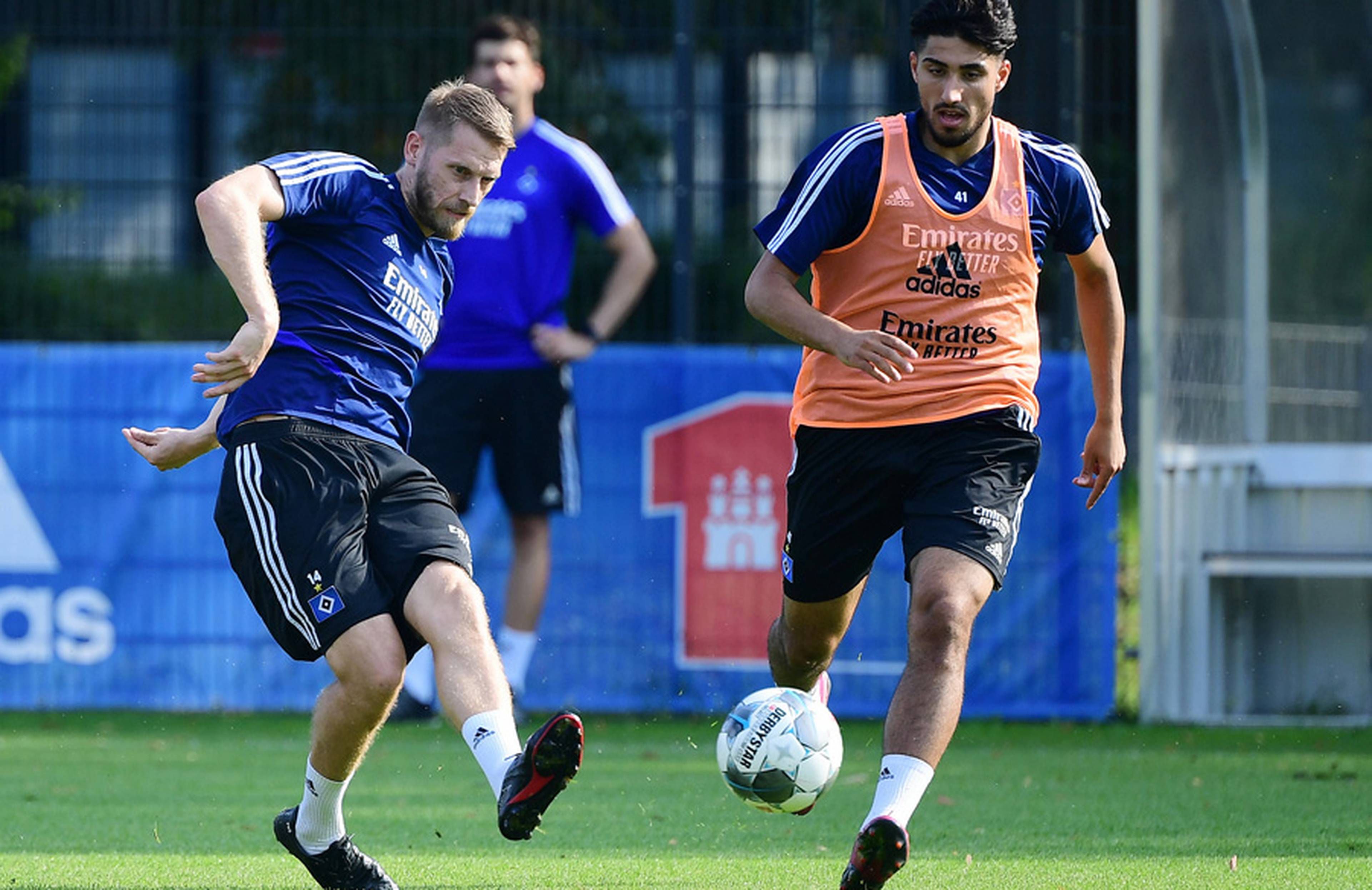 Aaron Hunt spielt im Training einen Pass. Im Hintergrund Berkay Özcan.