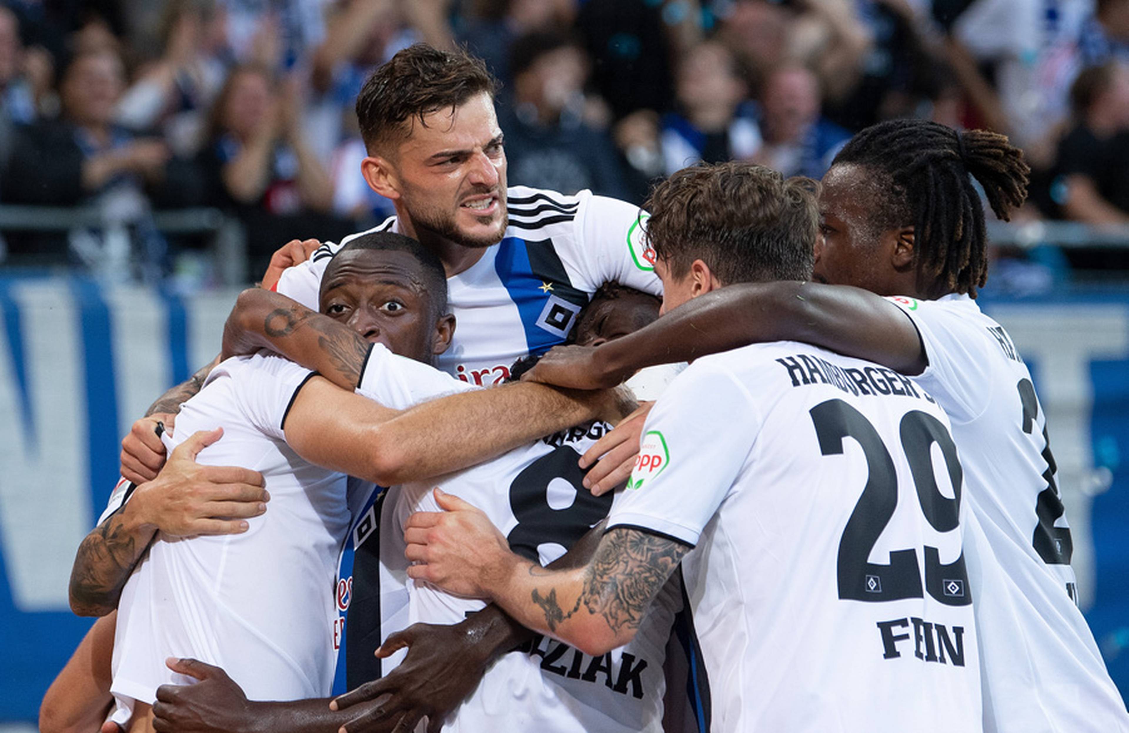 Tim Leibold bejubelt gemeinsam mit seinen Teamkollegen den 1:0-Führungstreffer gegen Bochum. 