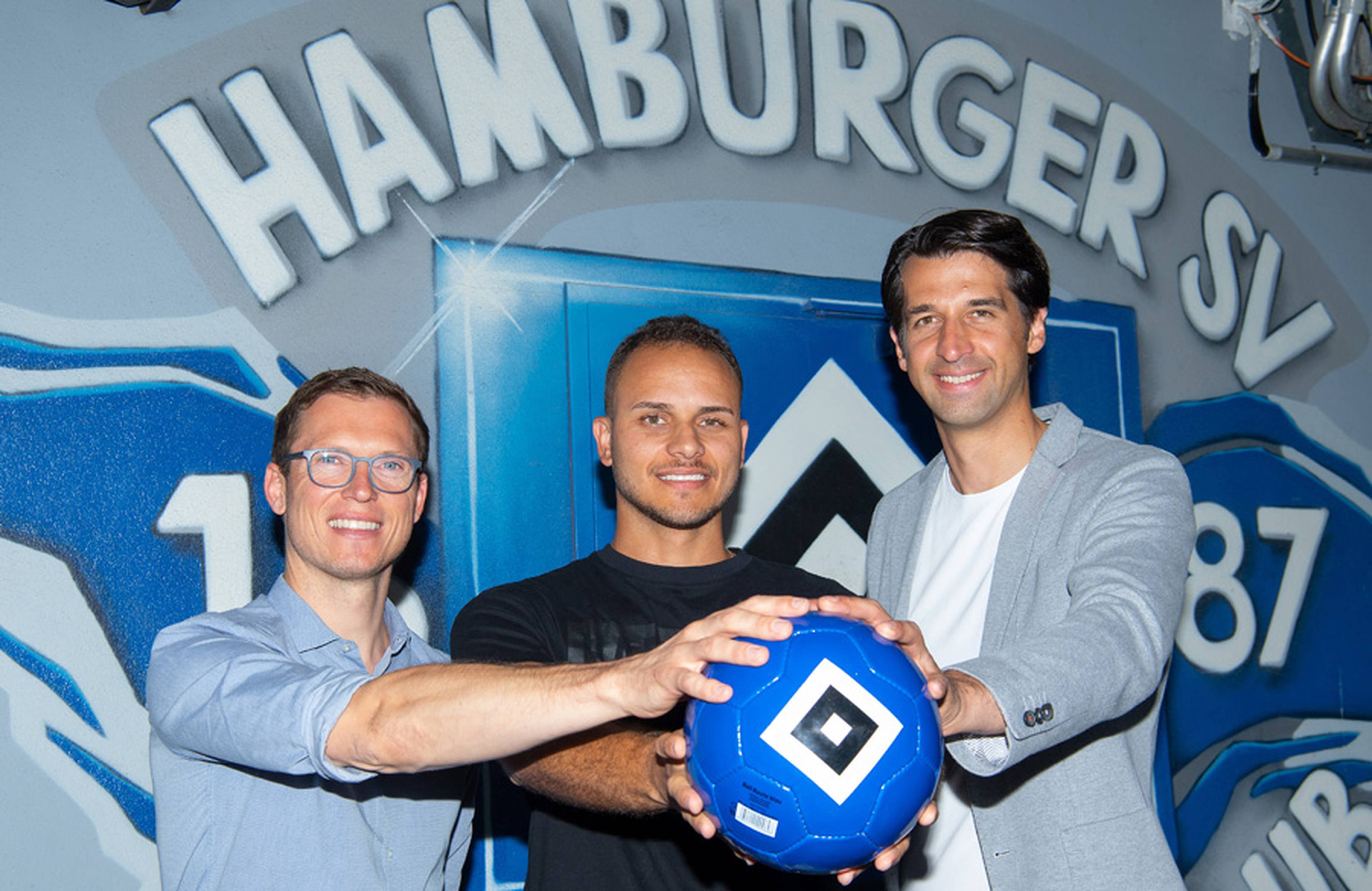 Fix: Sportdirektor Michael Mutzel und Sportvorstand Jonas Boldt begrüßen mit Ewerton den neunten Neuzugang.