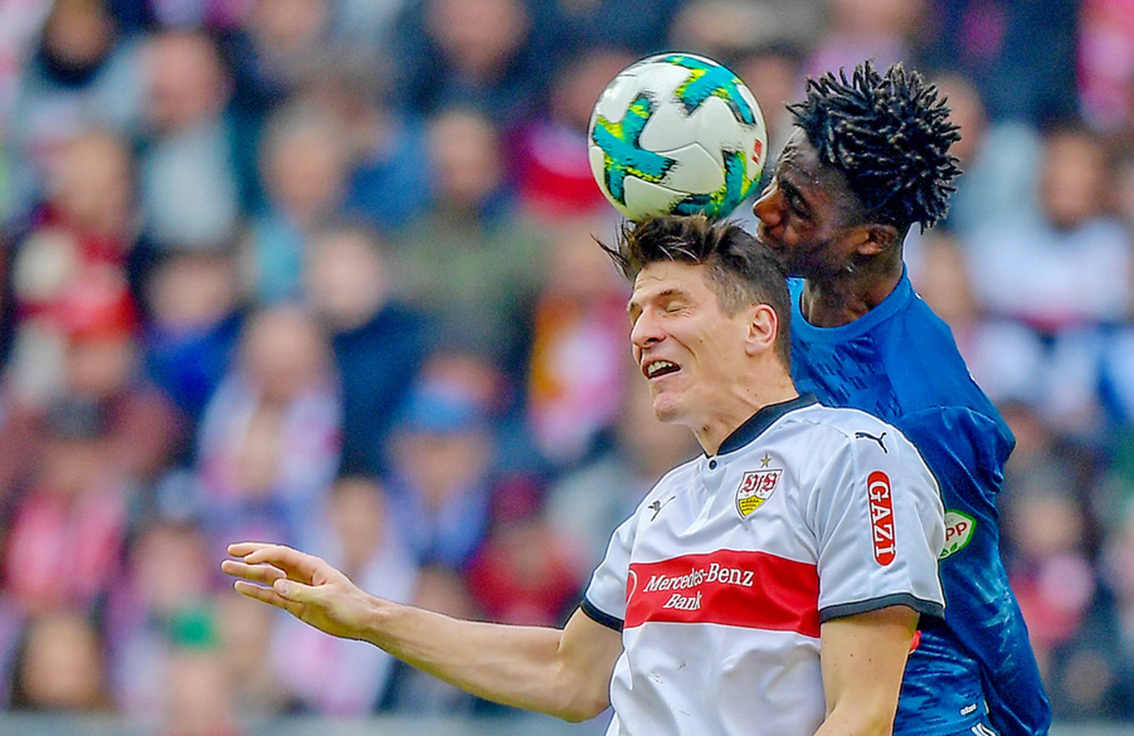 Mario Gomez und Gideon Jung im Kopfballduell im letzten Pflichtspiel zwischen beiden Teams.  