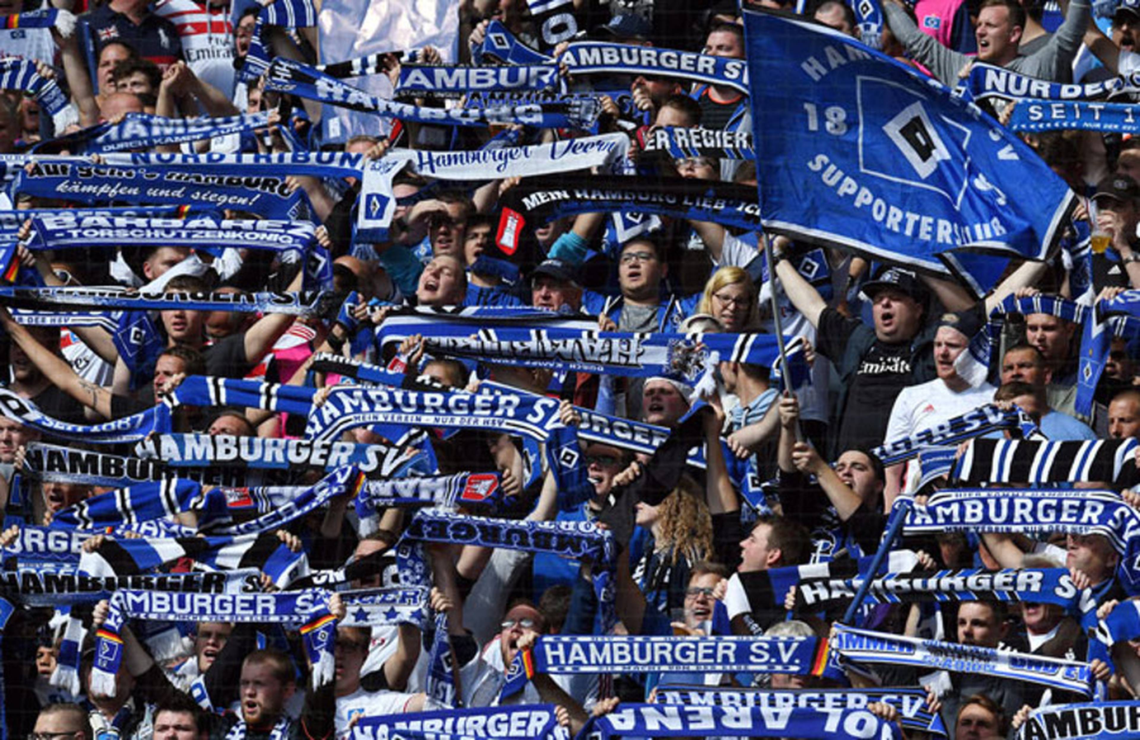 Die Fans schwenken Fahnen uns Schals auf der Nordtribüne.