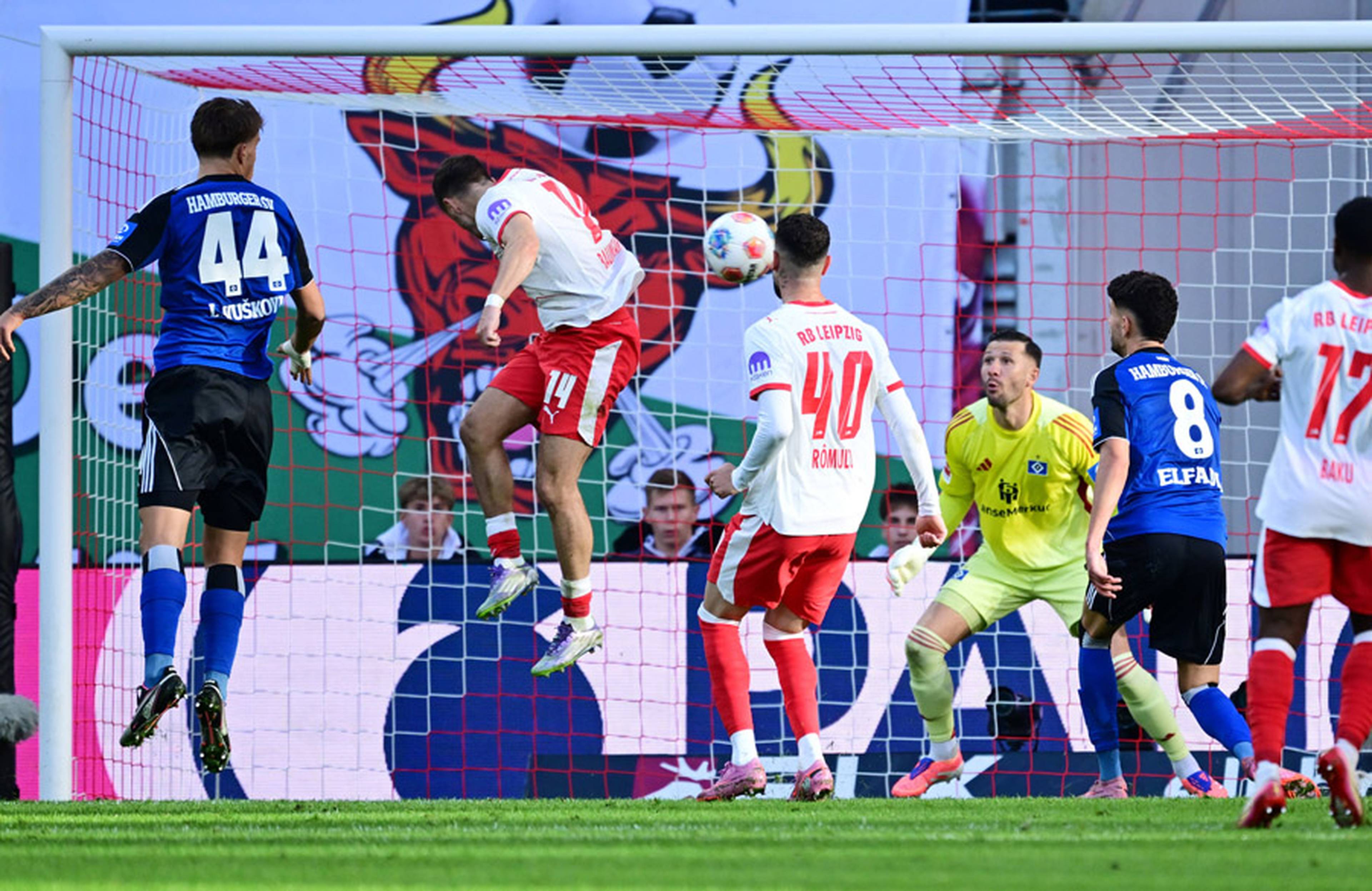 Christoph Baumgartner bezwang in der 45. Minute die starke HSV-Deckung.
