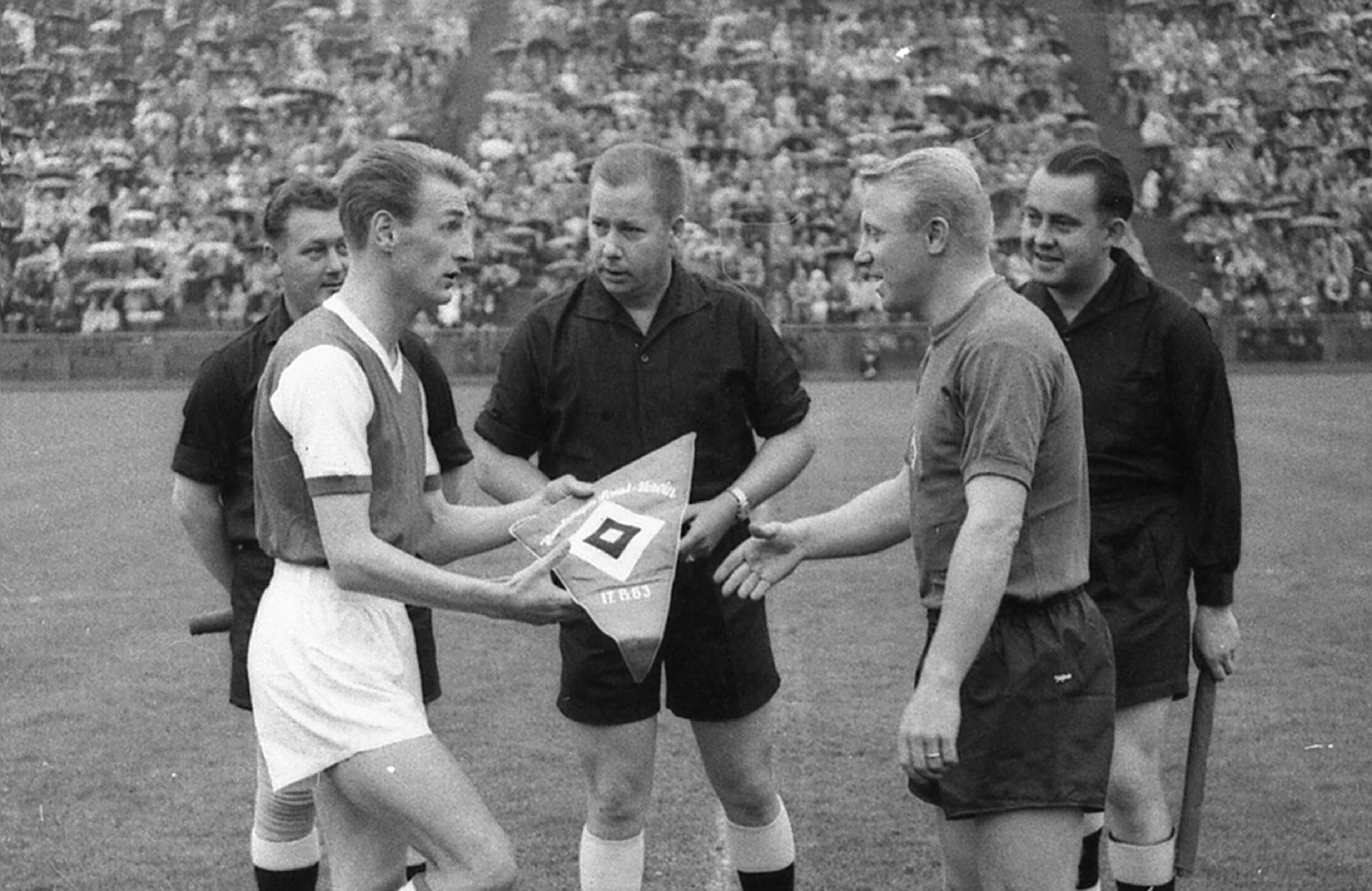 Generalprobe vor dem Bundesliga-Start: Arsenal-Kapitän George Eastham und HSV-Spielführer Dieter Seeler.
