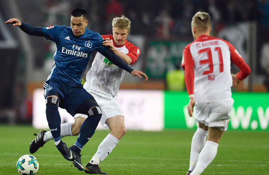 Kein Durchkommen: Bobby Wood und die Offensive des HSV fanden im zweiten Durchgang nicht die entscheidende Lücke in der Deckung des FCA.