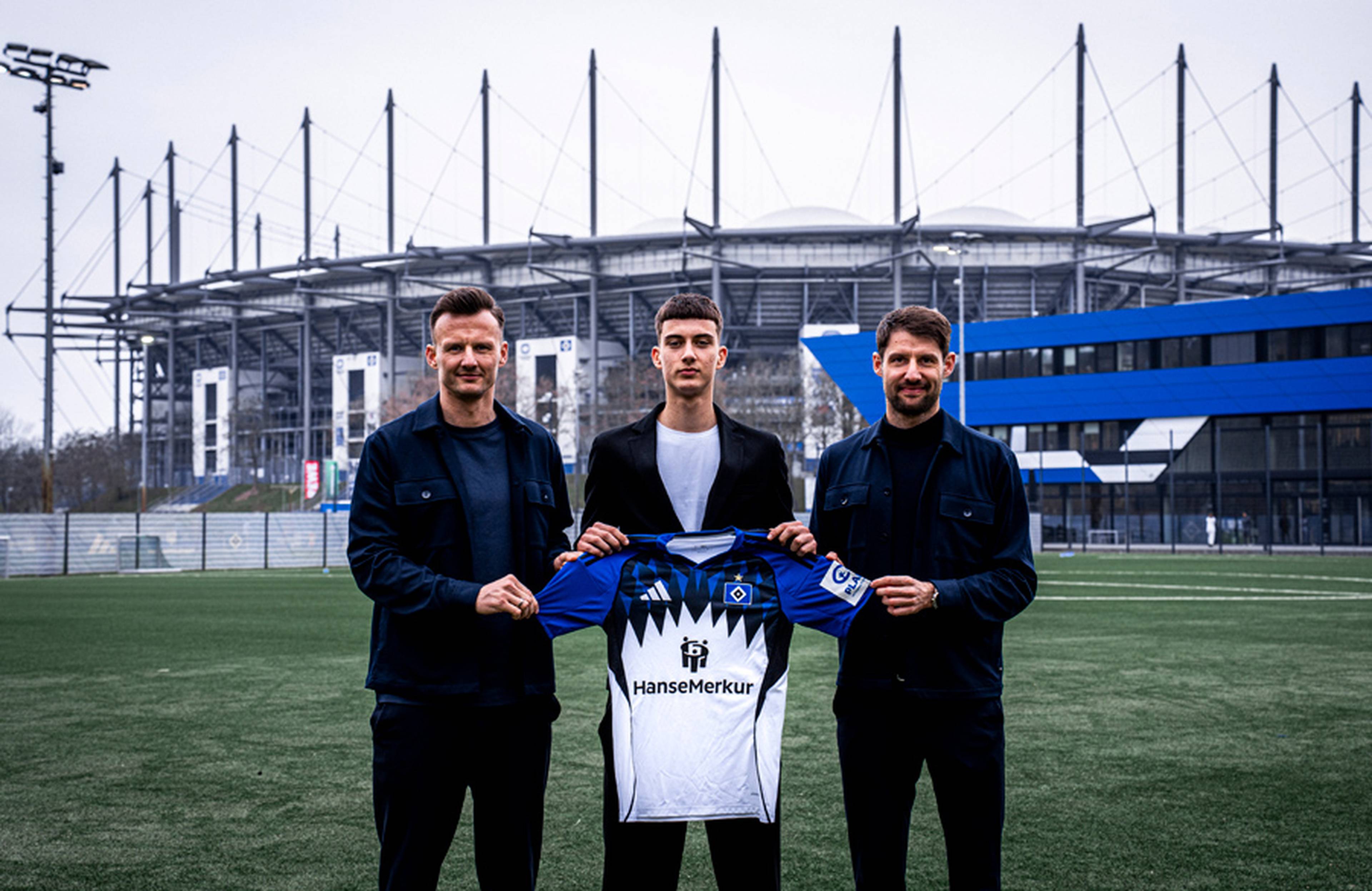 Claus Costa (Sportdirektor) und Christoph Rohmer (Direktor NLZ & Sportstrategie) heißen Andrej Vasiljevic herzlich willkommen.