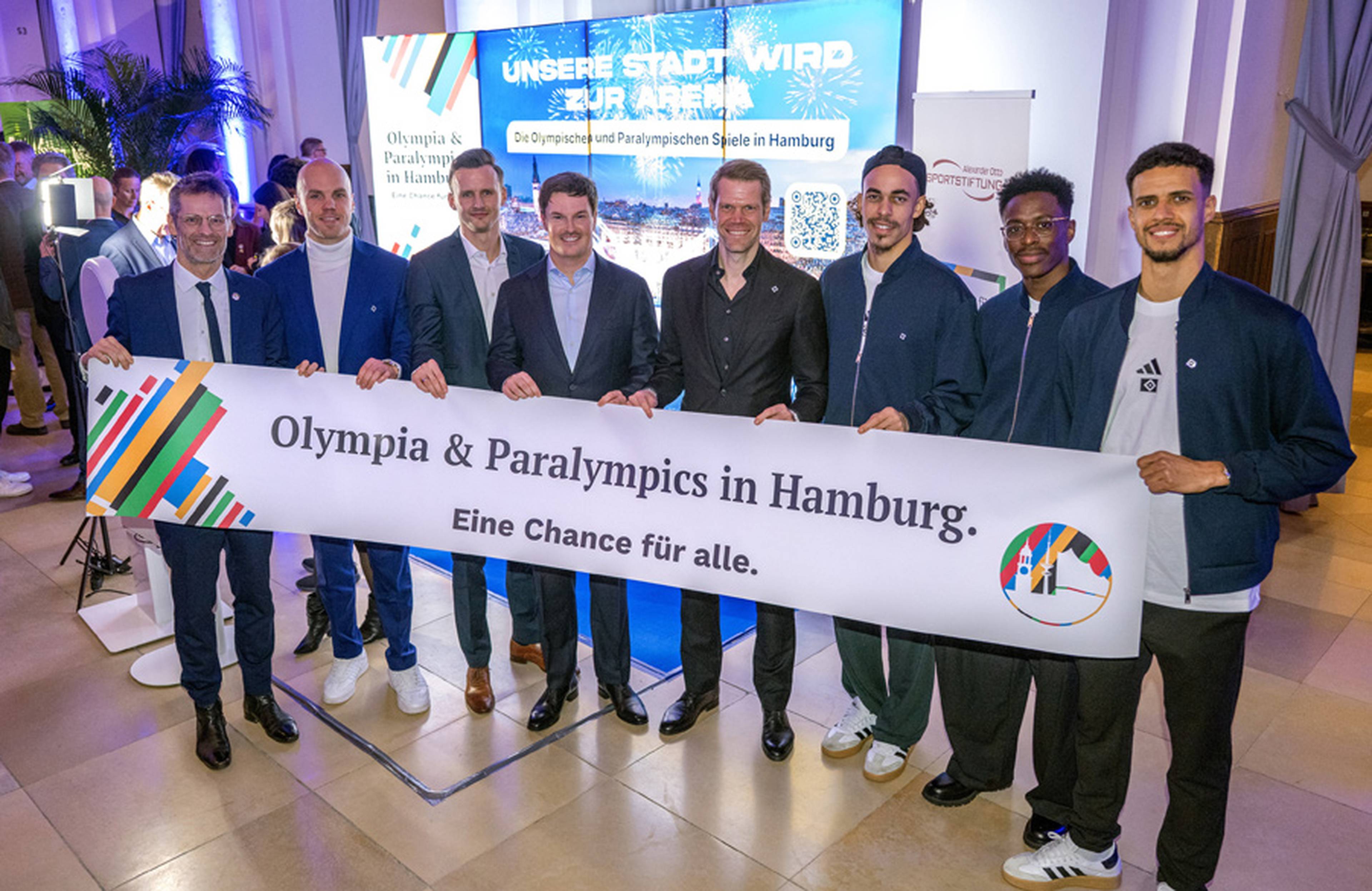Eric Huwer gemeinsam mit weiteren HSV-Protagonisten an der Seite von Steffen Rülke (Leitung Vorprojekt Olympische und Paralympische Spiele in Hamburg).