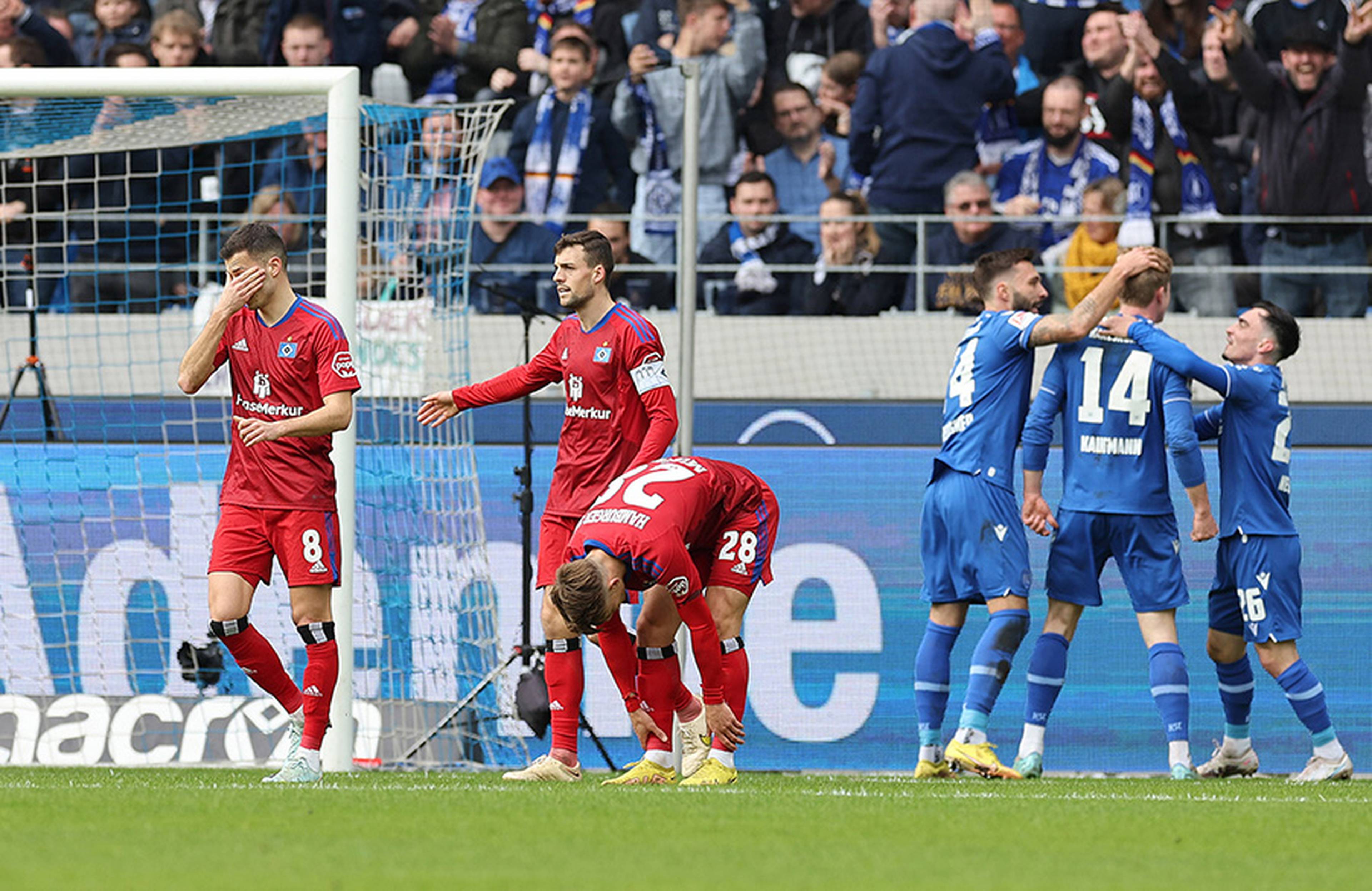 HSV-Spieler enttäuscht, KSC-Akteure jubeln.
