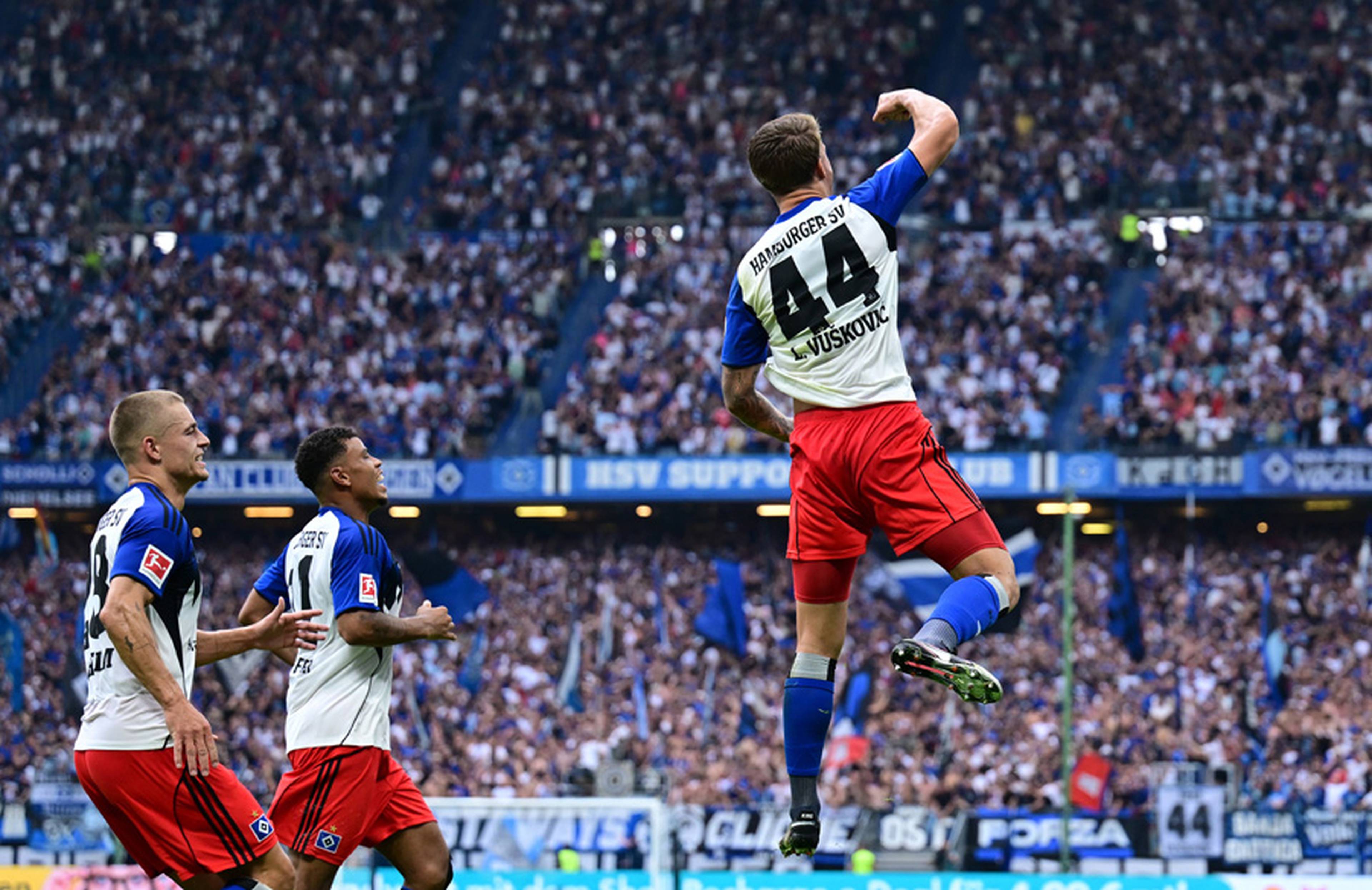 Luka Vuskovic celebrates passionately after sending the Volksparkstadion into raptures on 42 minutes.