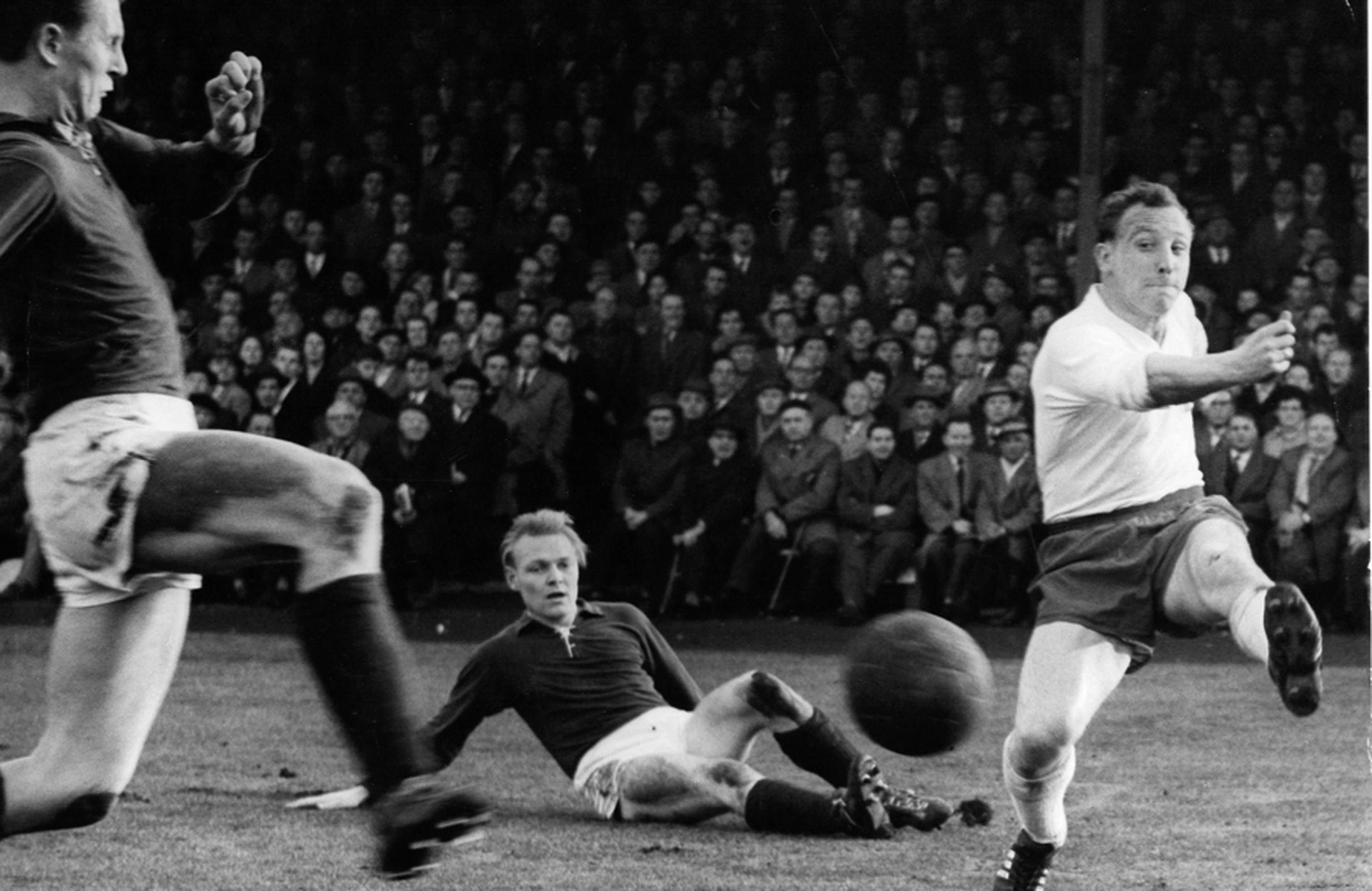 Uwe Seeler im Spiel am Rothenbaum. 