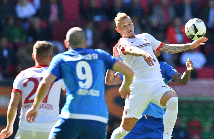 Typical scene: HSV were always beaten to the ball and deserved to lose in Augsburg.