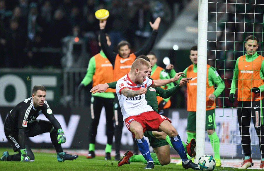 Die Szene, die das Nordderby entschied: van Drongelen wird auf der Torlinie von Belfodil attackiert, der Ball landet im Tor, 1:0, die Entscheidung.
