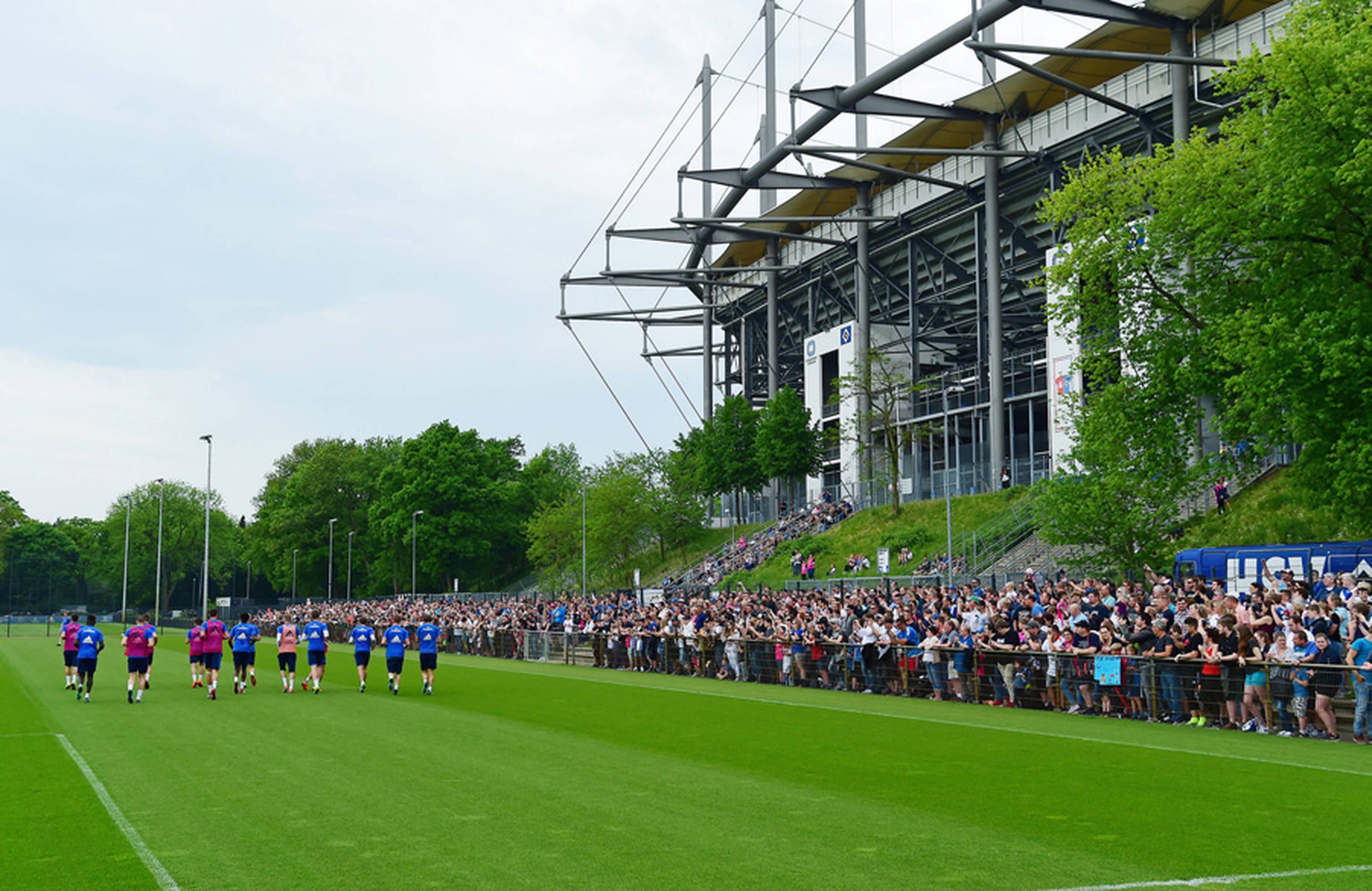 Christian Titz is banking on full fan support for the derby and made the final training session public.
