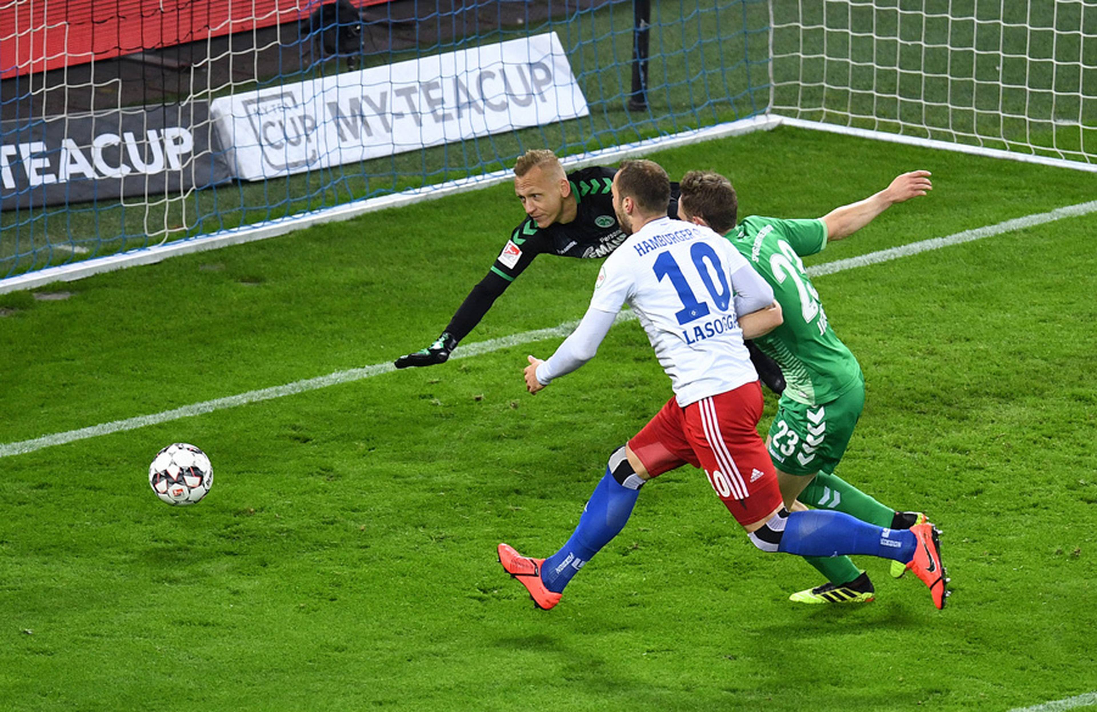 Pierre-Michel Lasogga schießt im Duell gegen Fürths Keeper Burchert links am Pfosten vorbei.