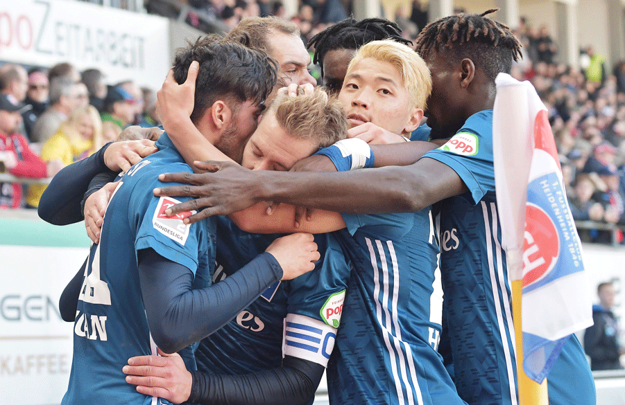 Trainer Hannes Wolf war sehr zufrieden mit dem Zusammenhalt und Teamspirit seiner Mannschaft, die durch Geschlossenheit die personellen Engpässe wettmachte - und am Ende einen verdienten Punkt mitnahm.