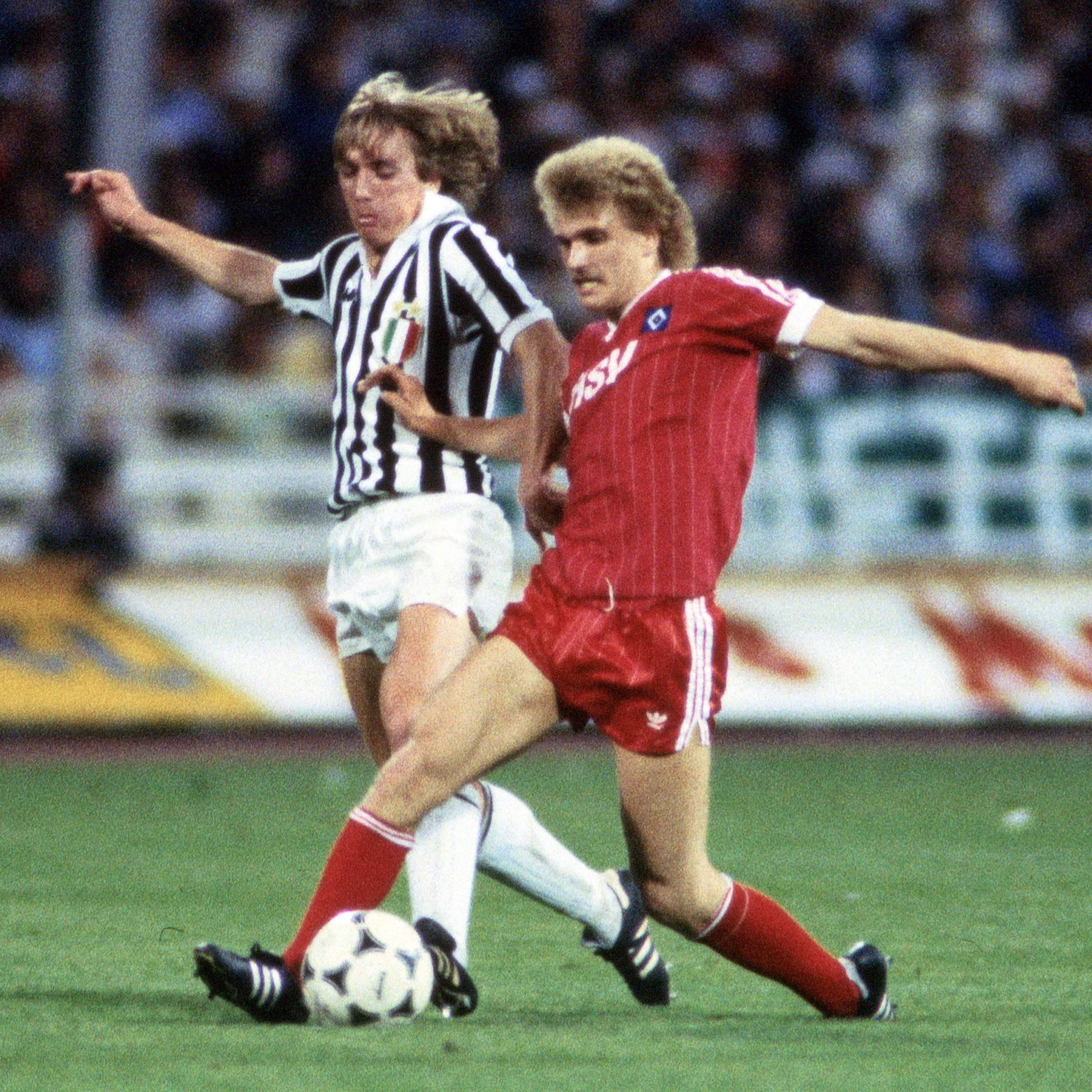 Thomas von Heesen im Zweikampf mit einem Spieler von Juventus