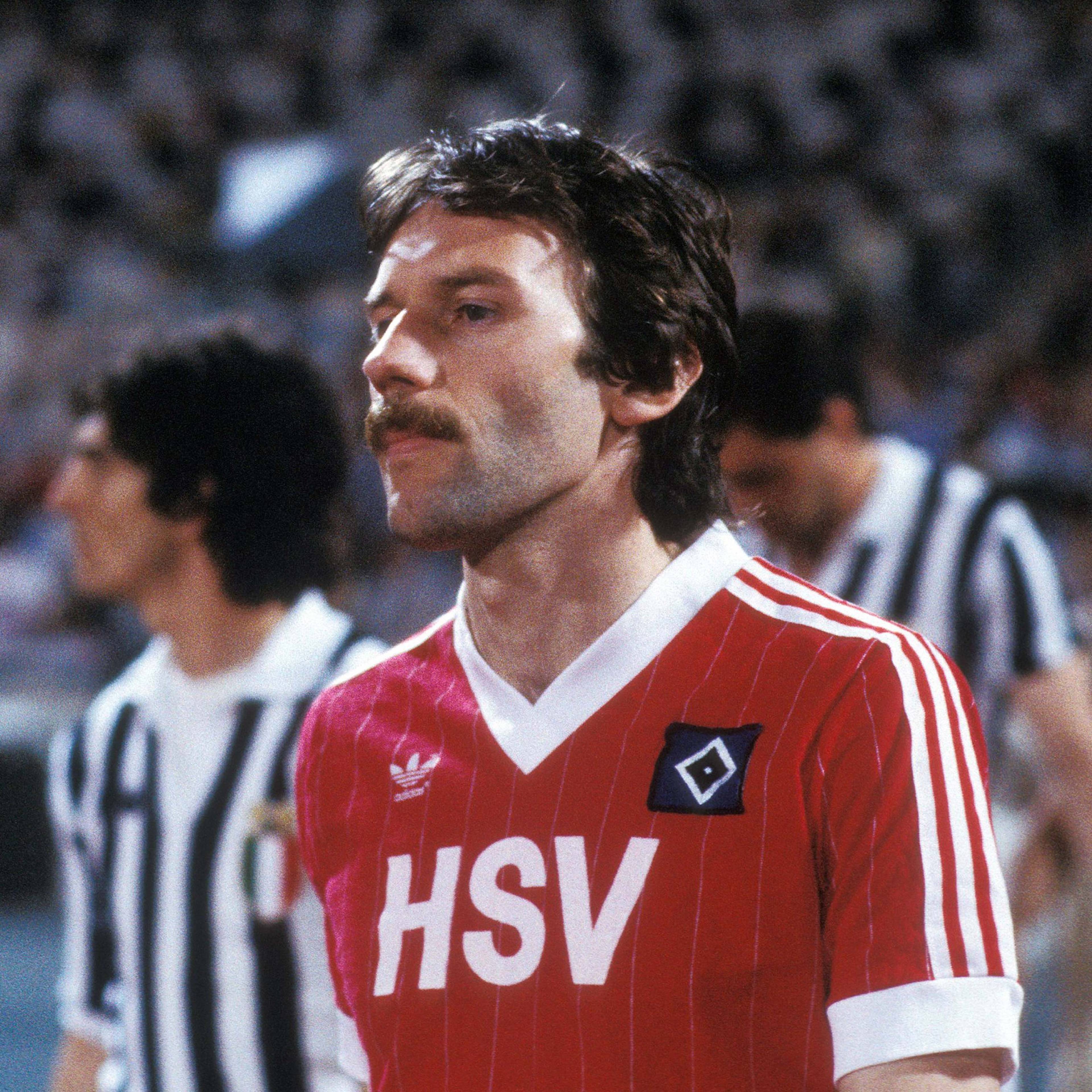 Portrait von Jürgen Groh beim Einlaufen zum Finale 1983, im Hintergrund Juventus Spieler