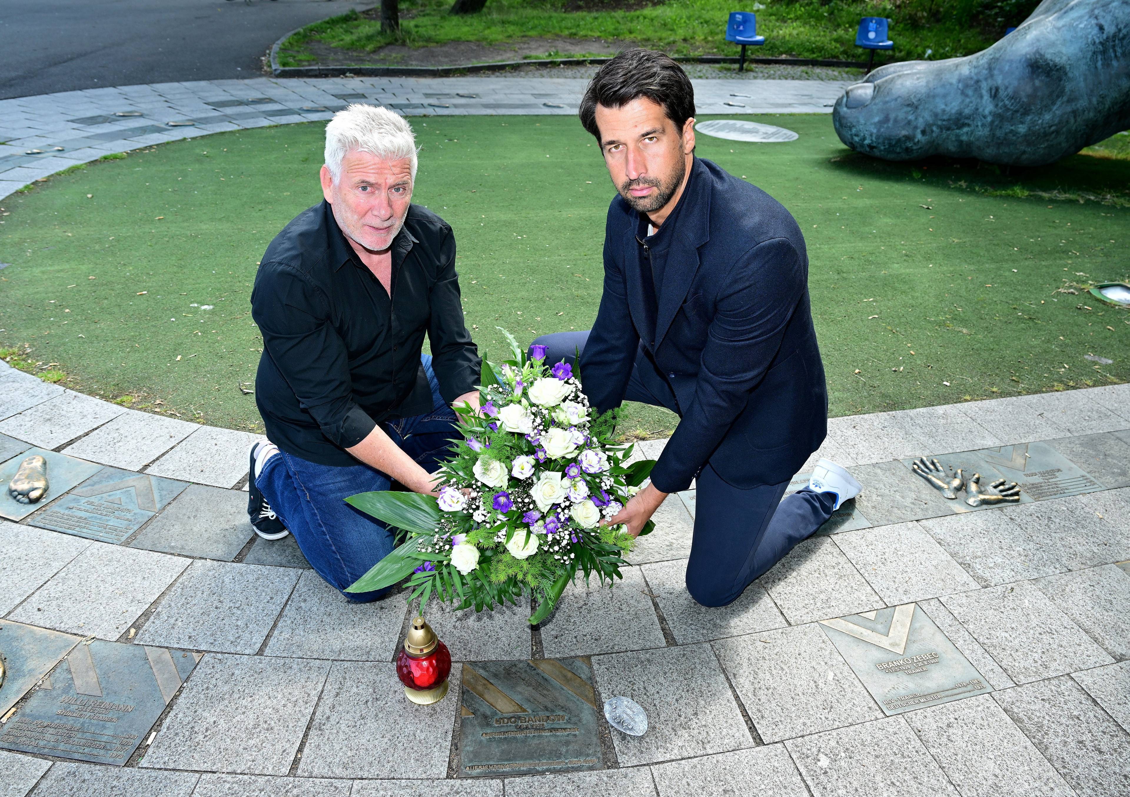 Jürgen Ahlert (Koordinator HSV-Ehrenliga) und Jonas Boldt (Vorstand) bei der Kranzniederlegung im Gedenken an Udo Bandow.  