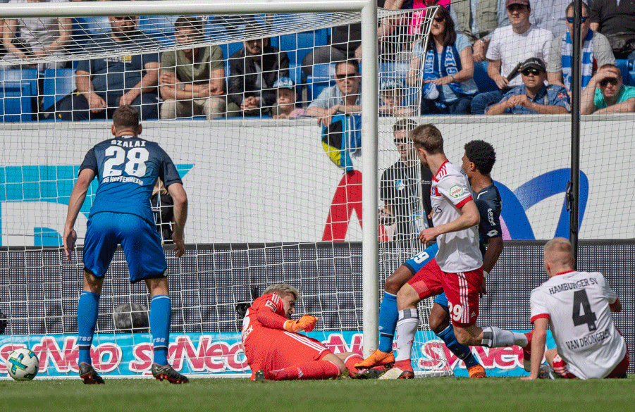 Der Anfang vom Ende: Serge Gnabry ist mit seiner individuellen Klasse nicht zu halten und erzielt die frühe Hoffenheimer 1:0-Führung.