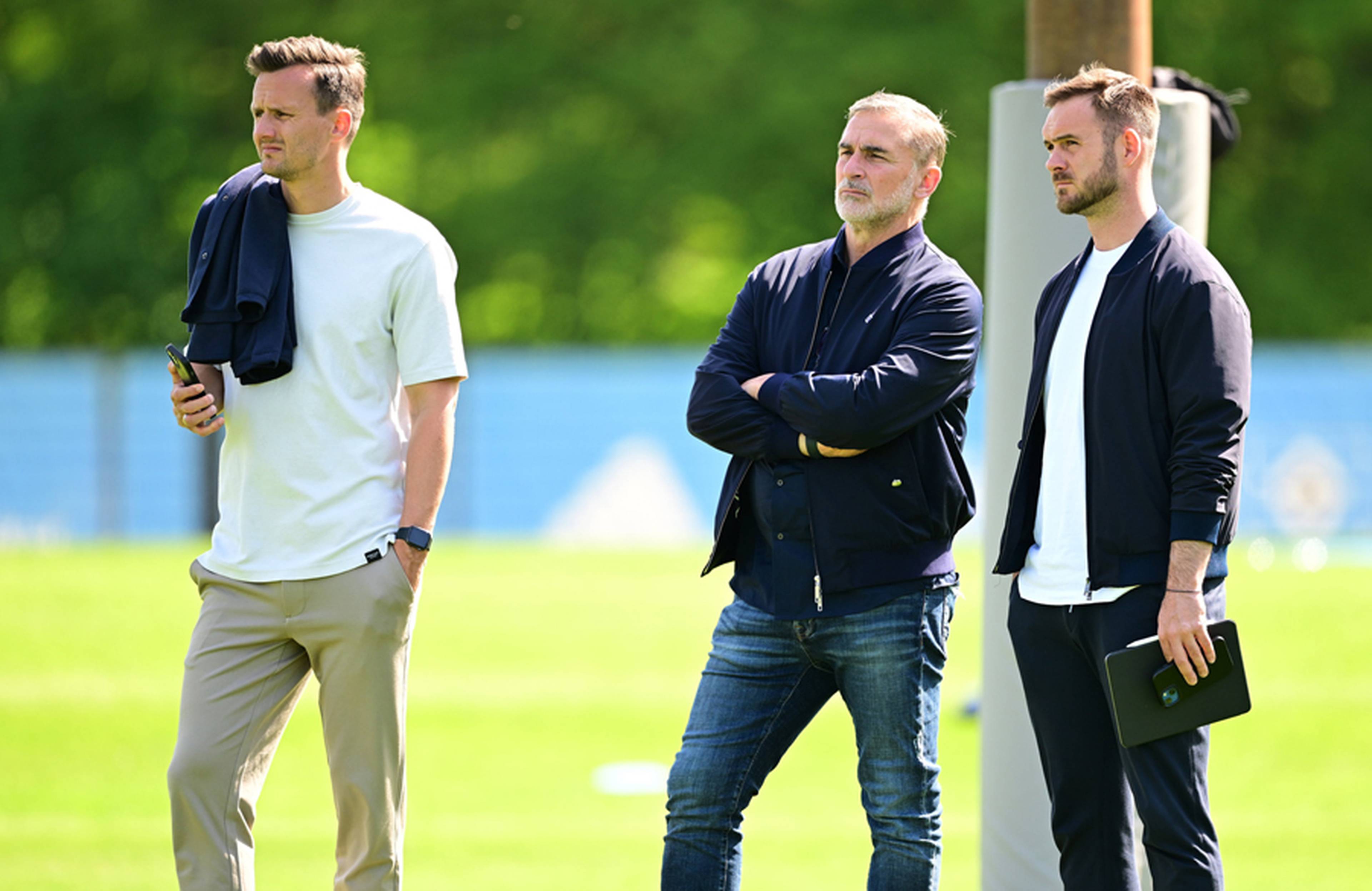 Prüfende Blicke und ständiger Austausch: Sportdirektor Claus Costa, Vorstand Stefan Kuntz und Chefscout Sebastian Dirscherl (v.l.) haben in den vergangenen Wochen in Teamarbeit zahlreiche Transfers abgewickelt. 