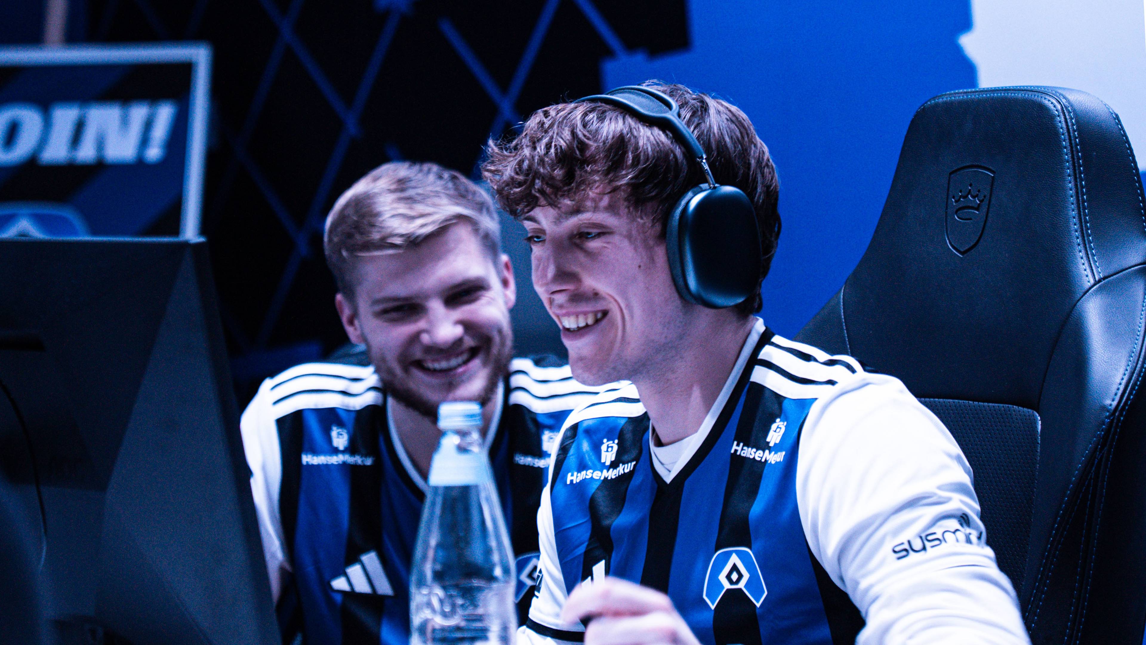 Das Team von HSV eSports zusammen an der Konsole.