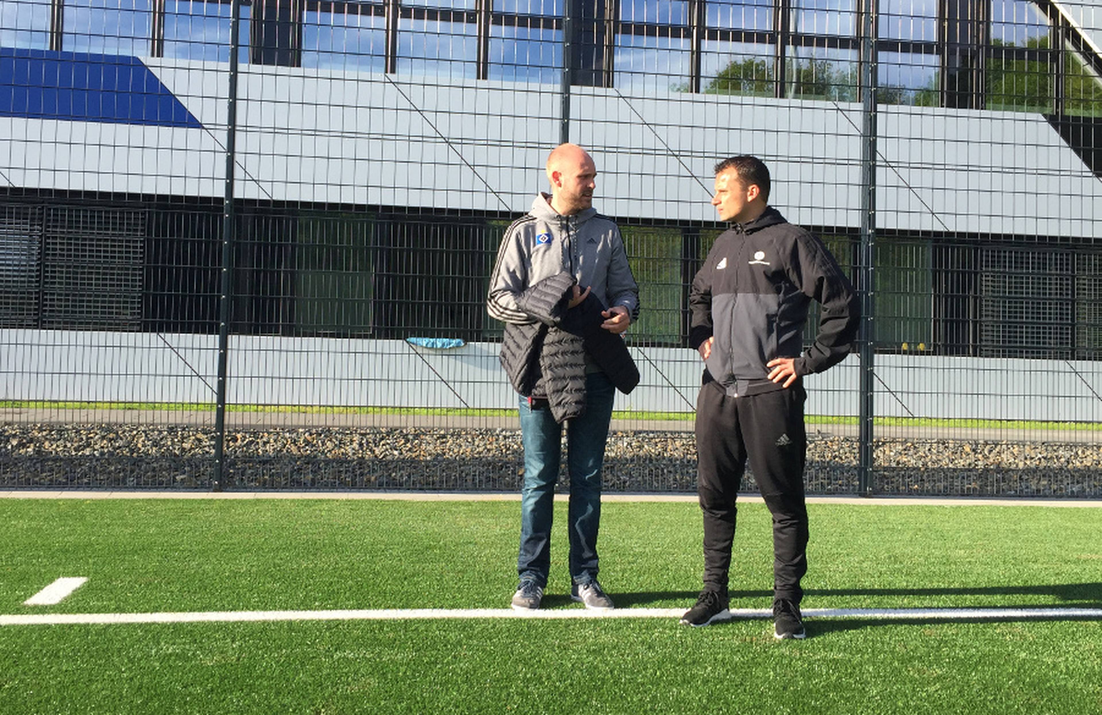 Florian Graudegus (l.), Koordinator für den Aufbaubereich beim HSV, und DFB-Stützpunktkoordinator Fabian Seeger im Gespräch.