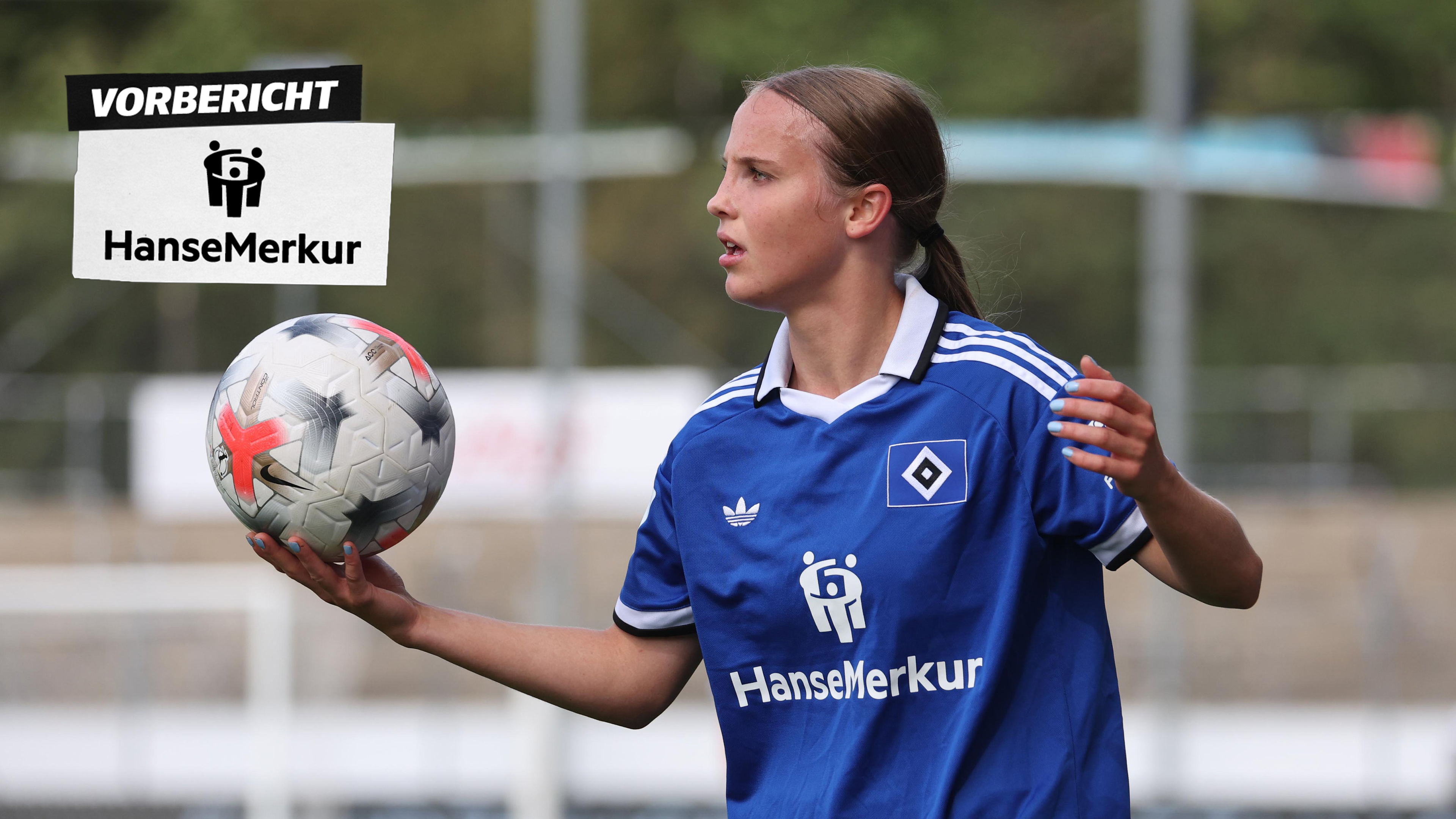 Jonna Wrede im Auswärtstrikot mit Ball