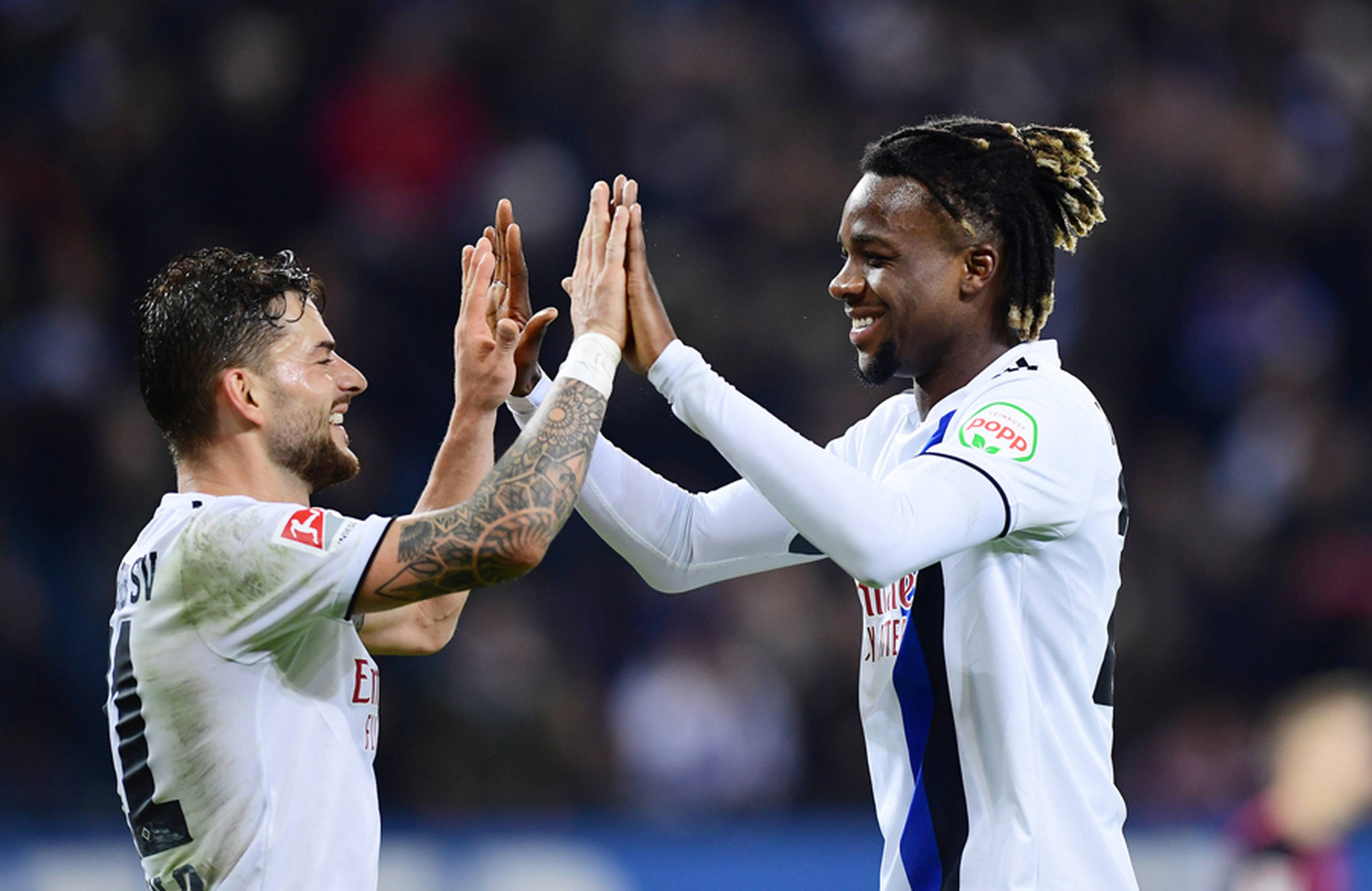 Die pure Freude: Am Ende gewannen die Rothosen mit 4:1, erzielten wunderbare Tore und feierten den Erfolg gemeinsam mit den Fans. Ein guter Abend!