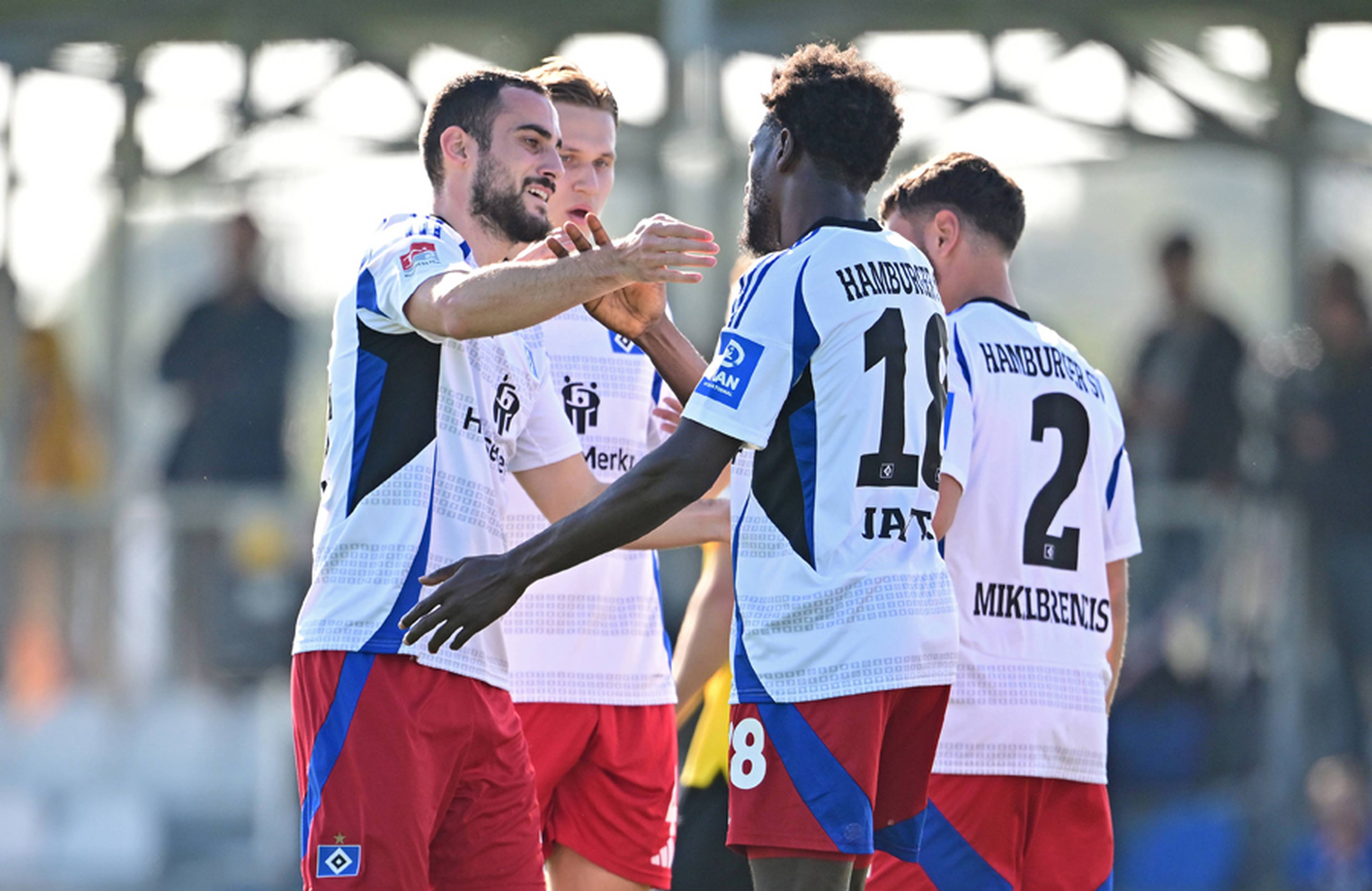 Glückwünsche als verdienter Lohn: Bakery Jatta erzielte gegen Alemannia Aachen das 2:0.