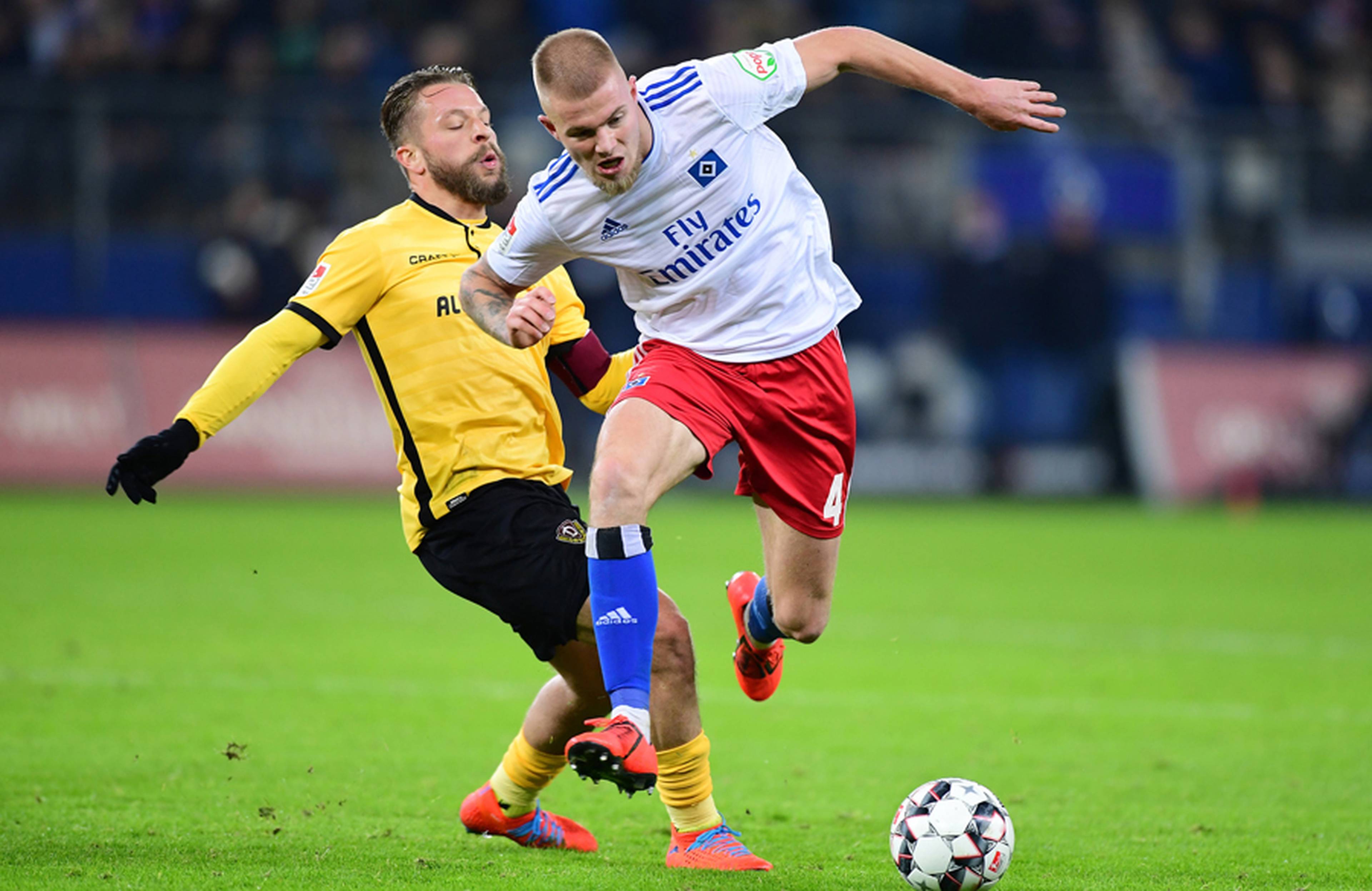 Verteidiger Rick van Drongelen zieht per Dribbling an Patrick Ebert vorbei.