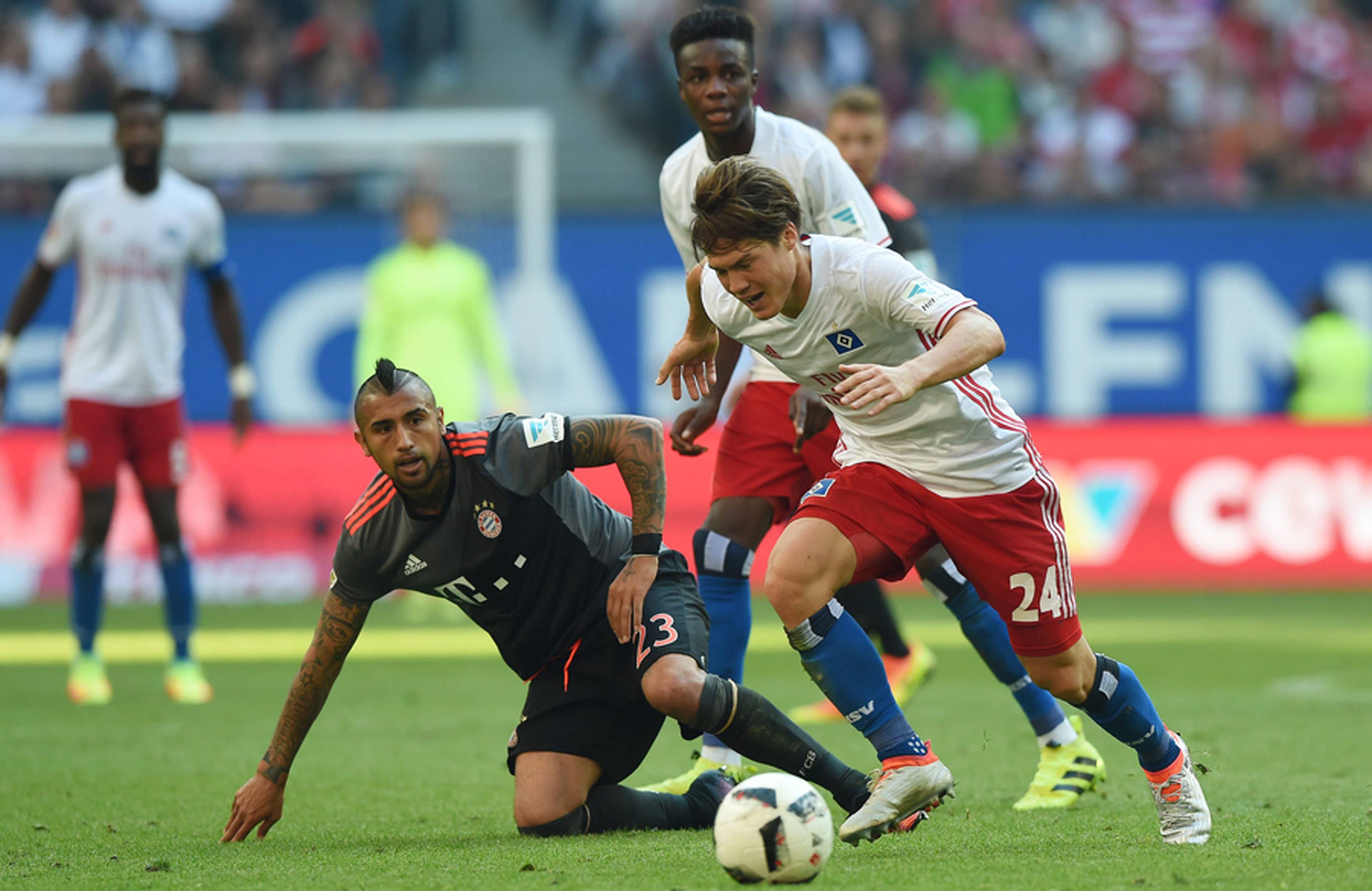 Gotoku Sakai challenges Bayern’s Vidal.