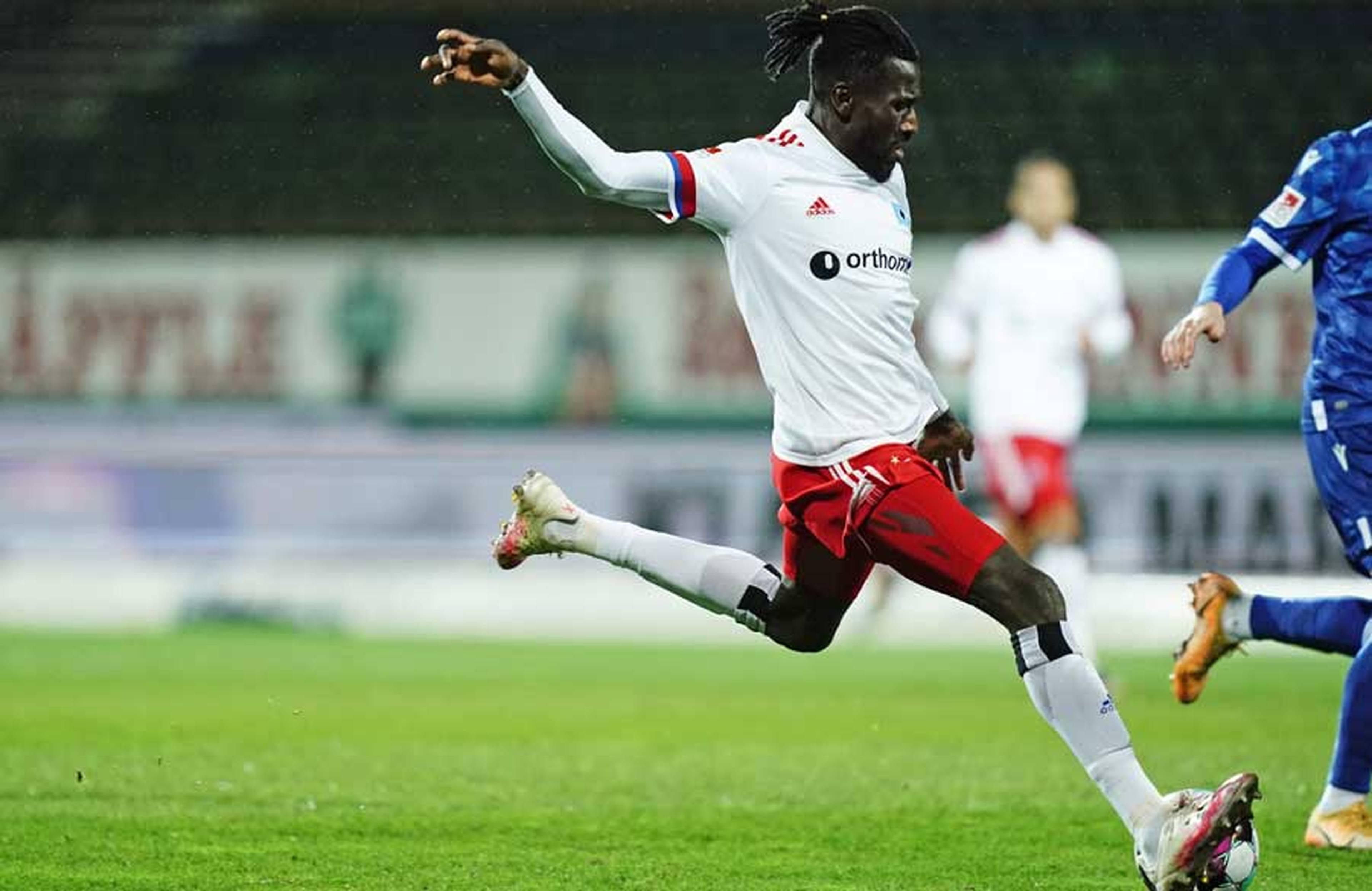 Eine Körpertäuschung, ein Schuss, ein Tor: Bakery Jatta erzielte bereits in der 3. Minute die HSV-Führung und war in Hälfte eins auffälligster Spieler auf dem Feld.