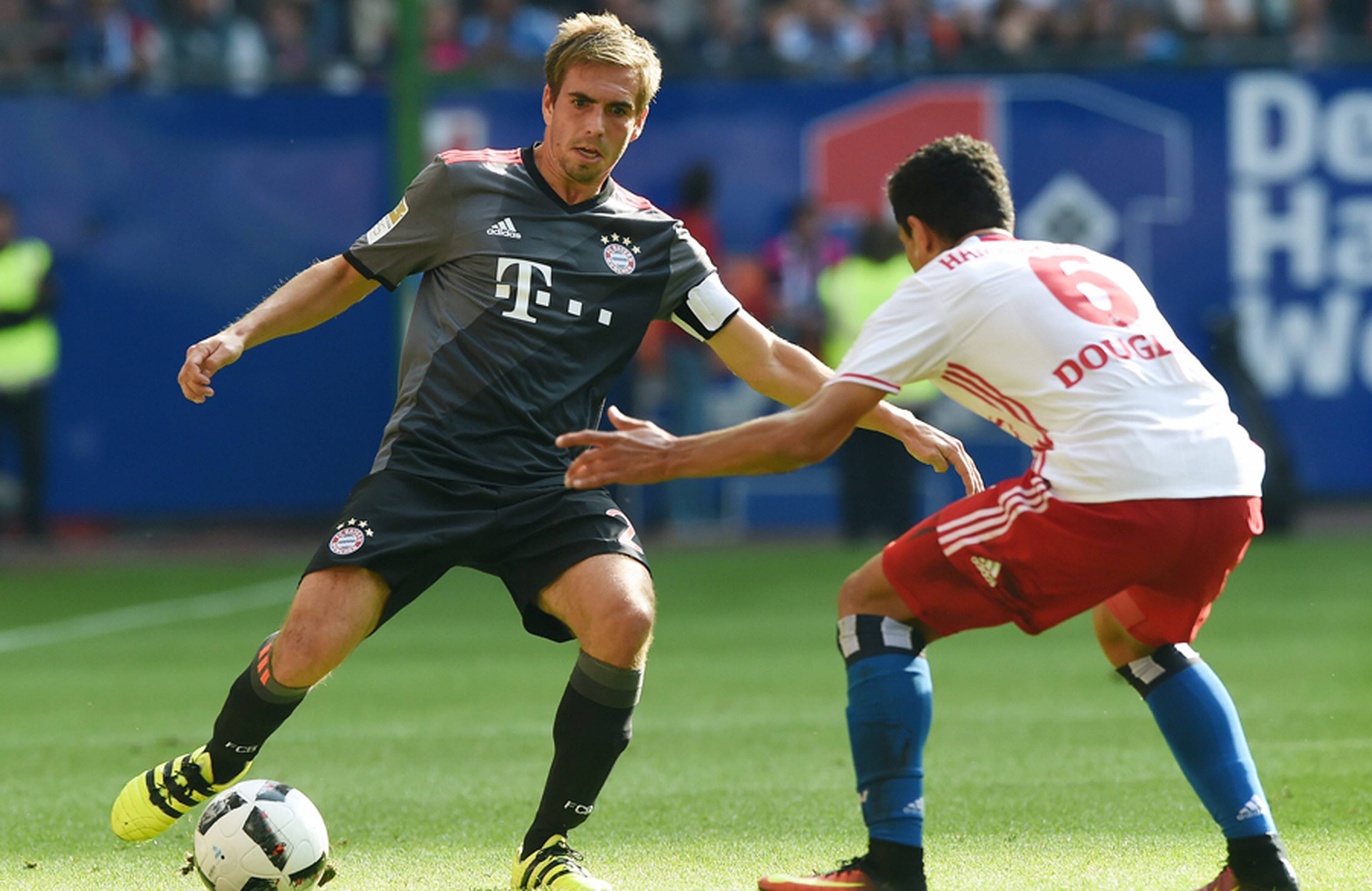 Douglas Santos im Zweikampf mit Philipp Lahm.