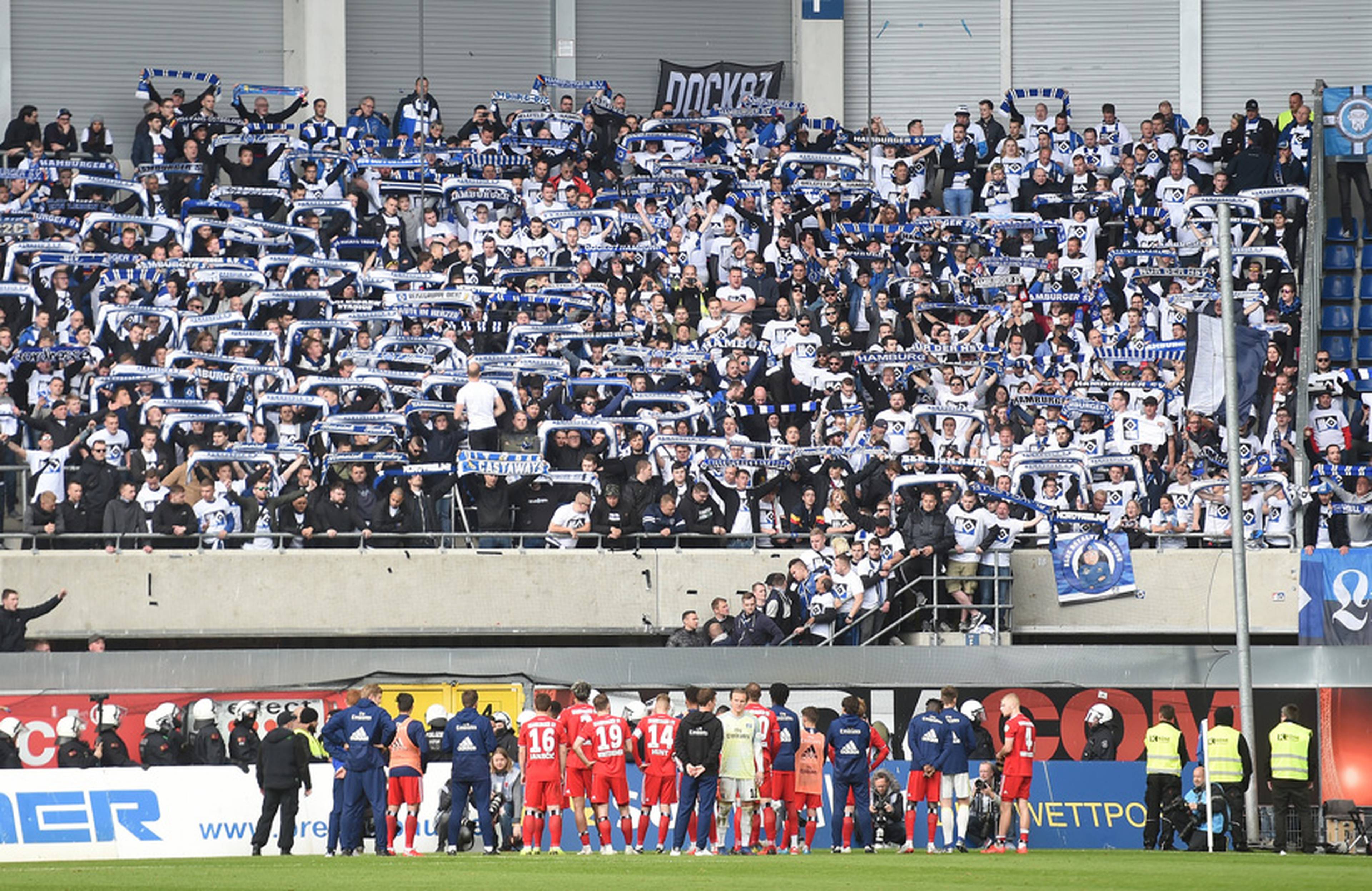 Die mitgereisten HSV-Fans bauten ihr Team nach dem Schlusspfiff und dem nun definitiv verpassten Wiederaufstieg auf - eine tolle Geste!