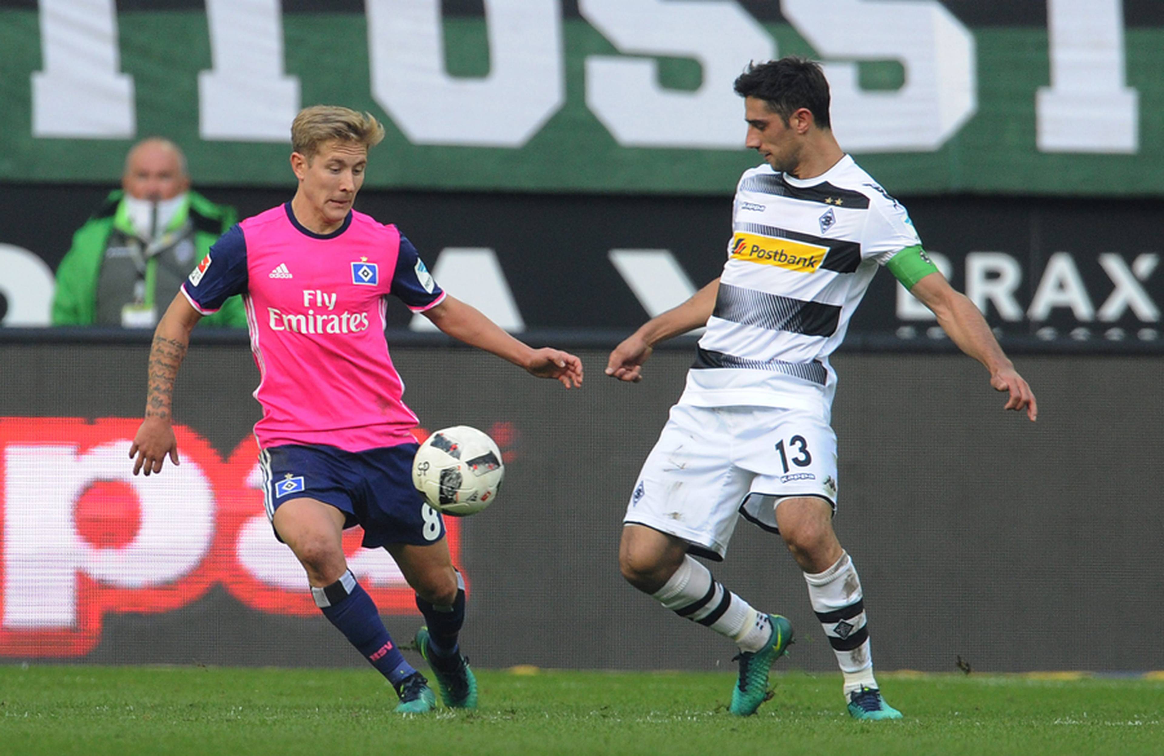 Lars Stindl im Duell mit Lewis Holtby.