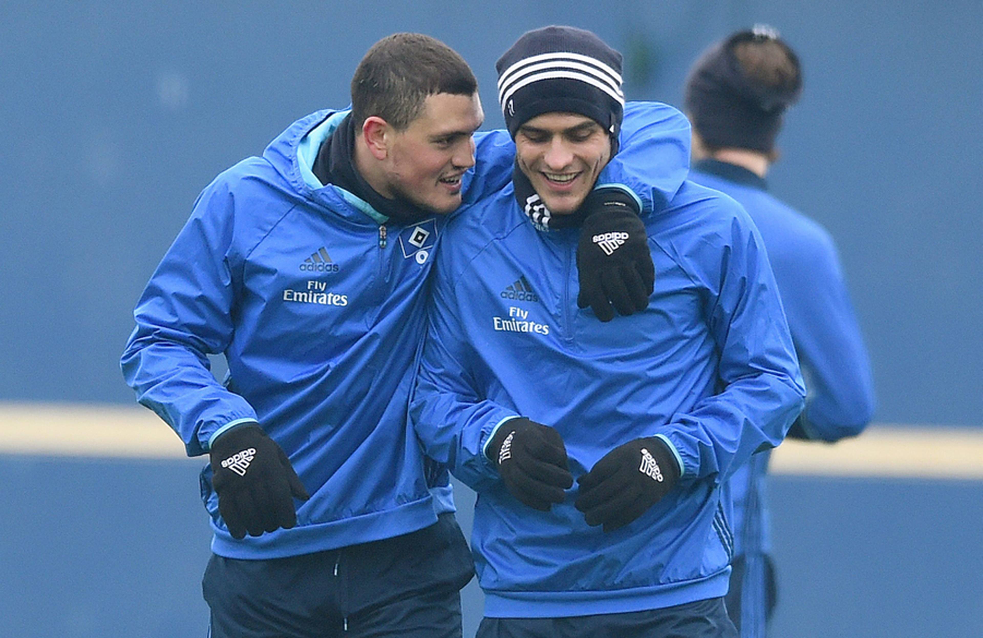Papadopouolos umarmt Filip Kostic auf dem Trainingsplatz.