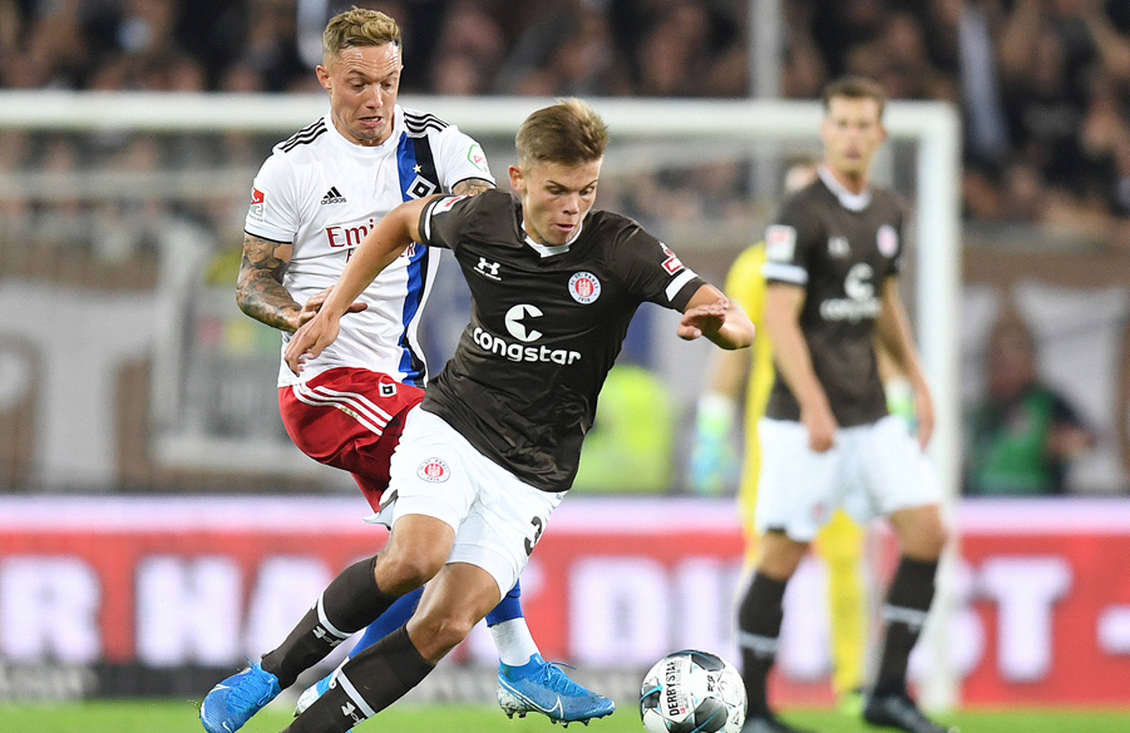 Sonny Kittel in einem Zweikampf während des Stadtderbys. 