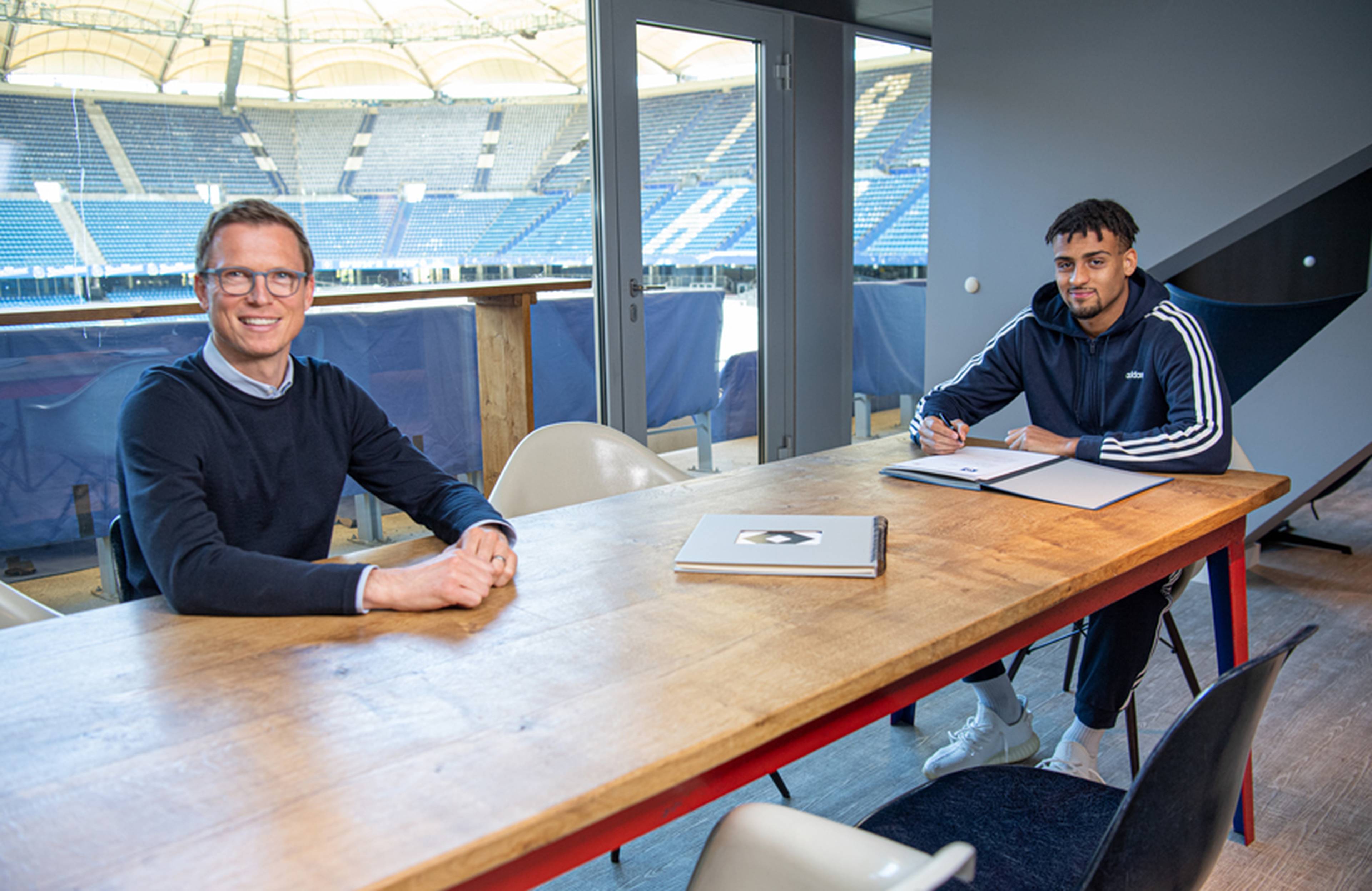 Die Tinte ist trocken: Sportdirektor Michael Mutzel freut es, dass mit Josha Vagnoman ein talentiertes HSV-Eigengewächs langfristig an den Club gebunden werden konnte. 