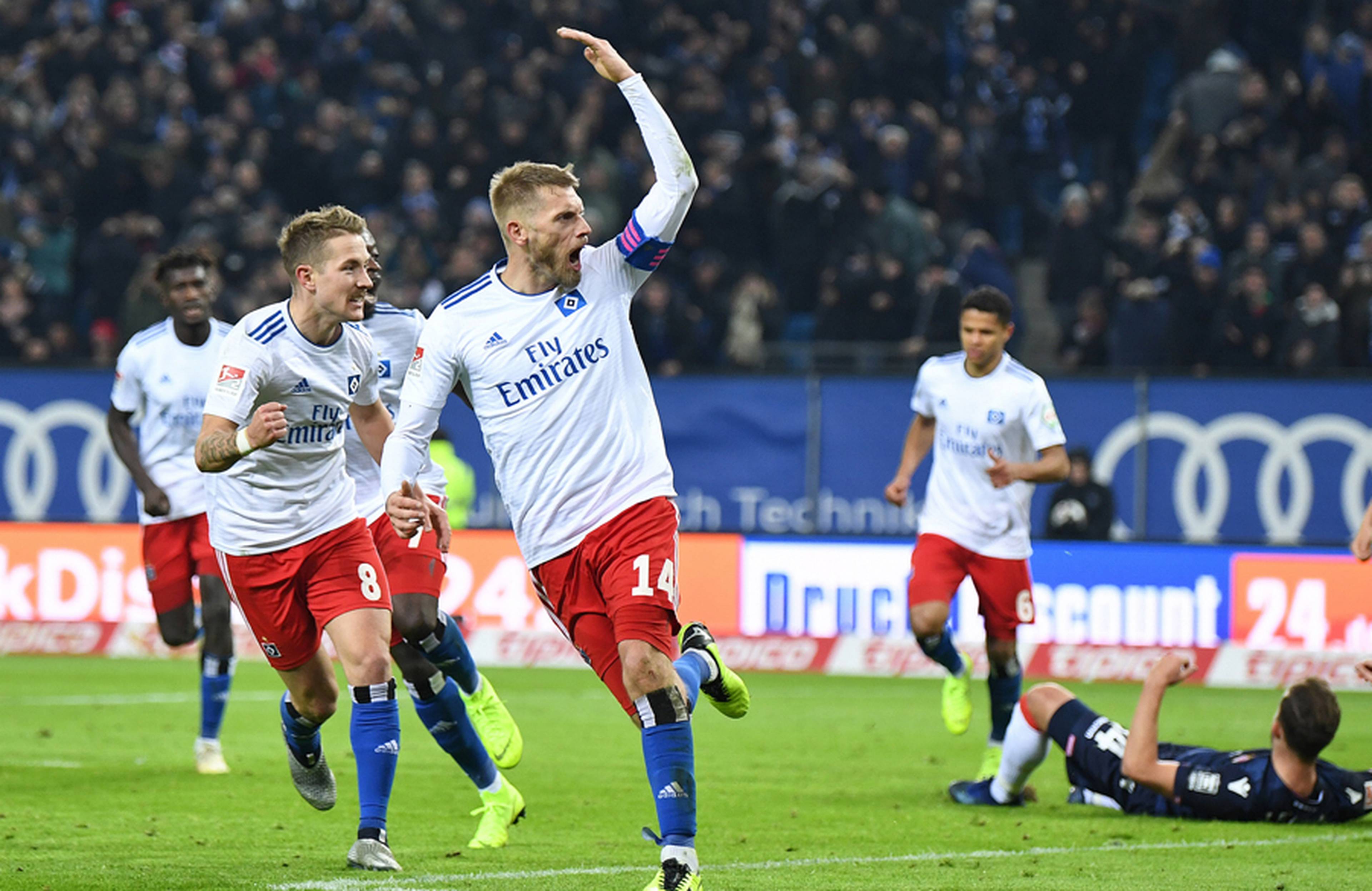 Hunt jubelt mit hoch gerissenem Arm den Treffer zum 1:1. 