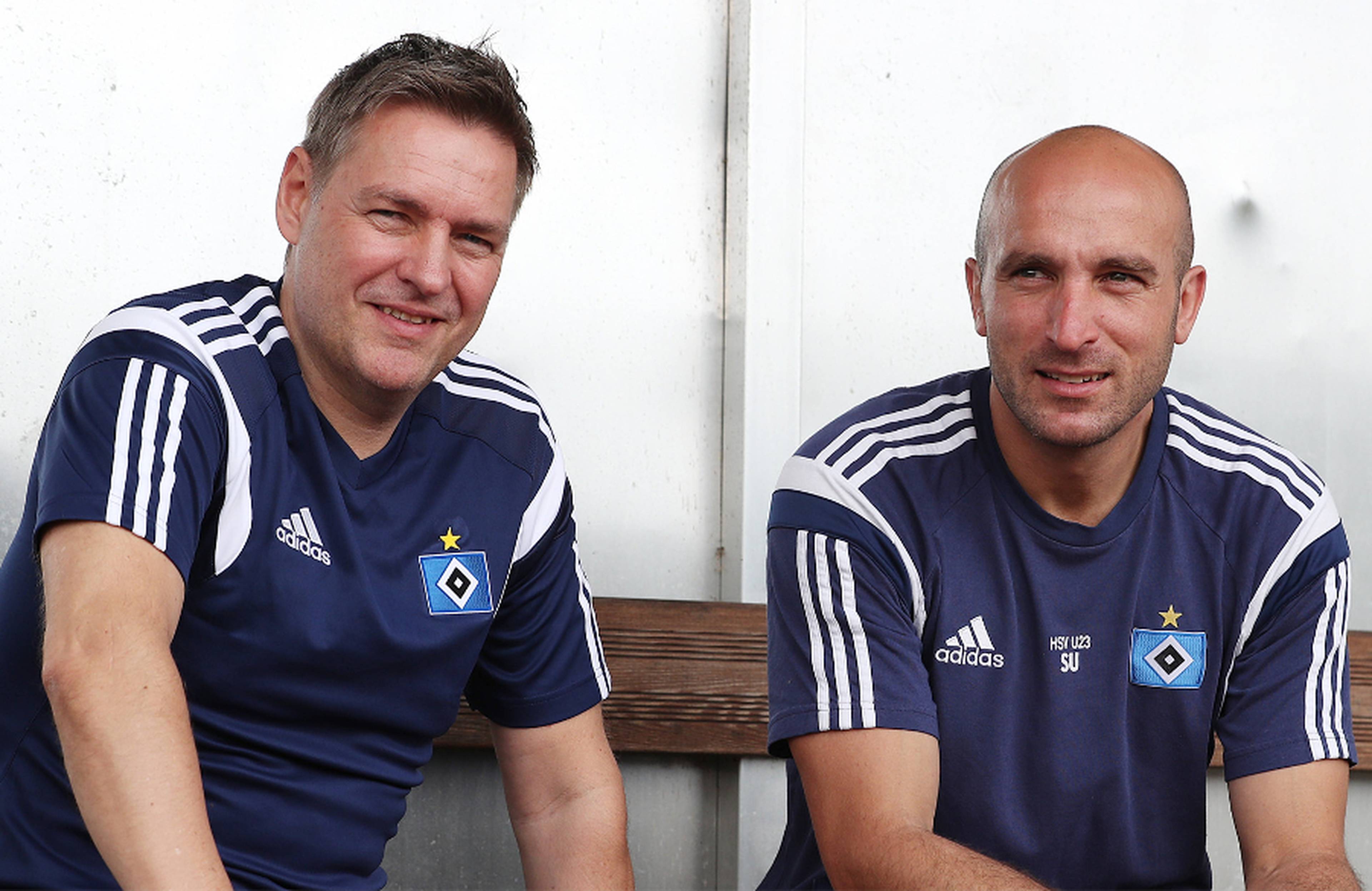 U21-Trainer Dirk Kunert sitzt neben Co-Trainer Soner Uysal auf der Trainerbank.