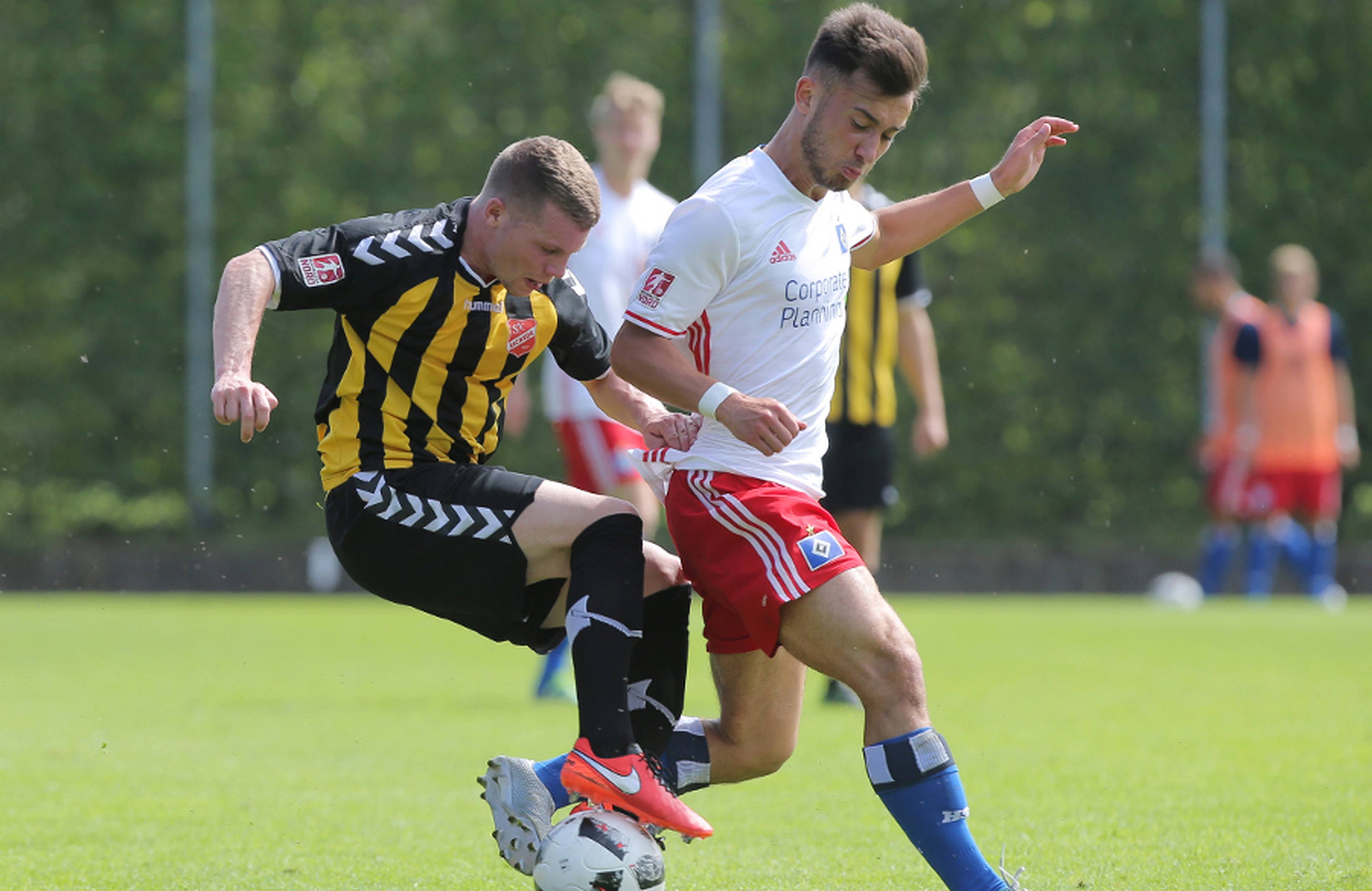 Mustafa Ercetion von der U21 im Zweikampf gegen einen Eicheder.