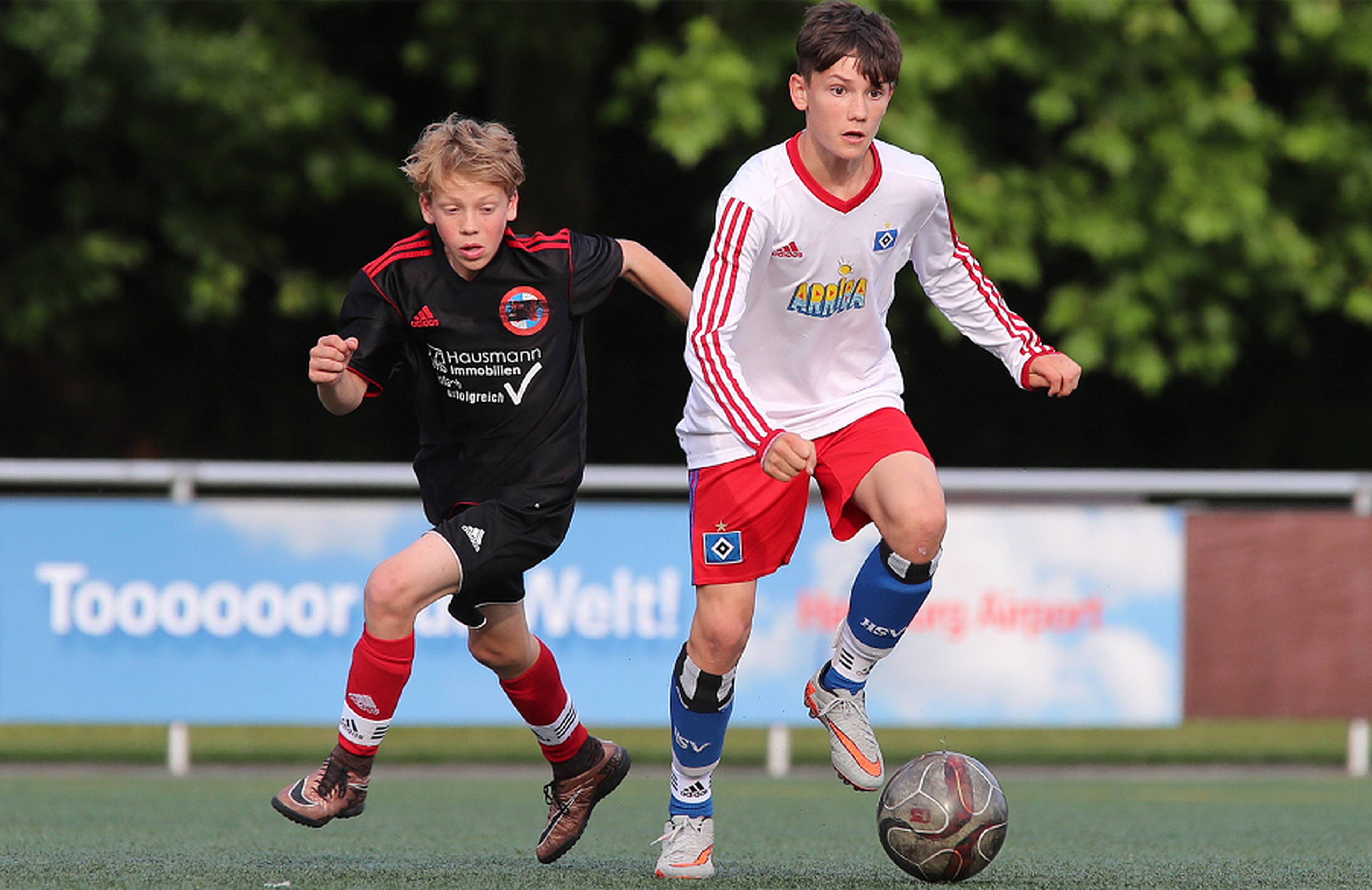 Henry Koeberer dribbelt den Ball.