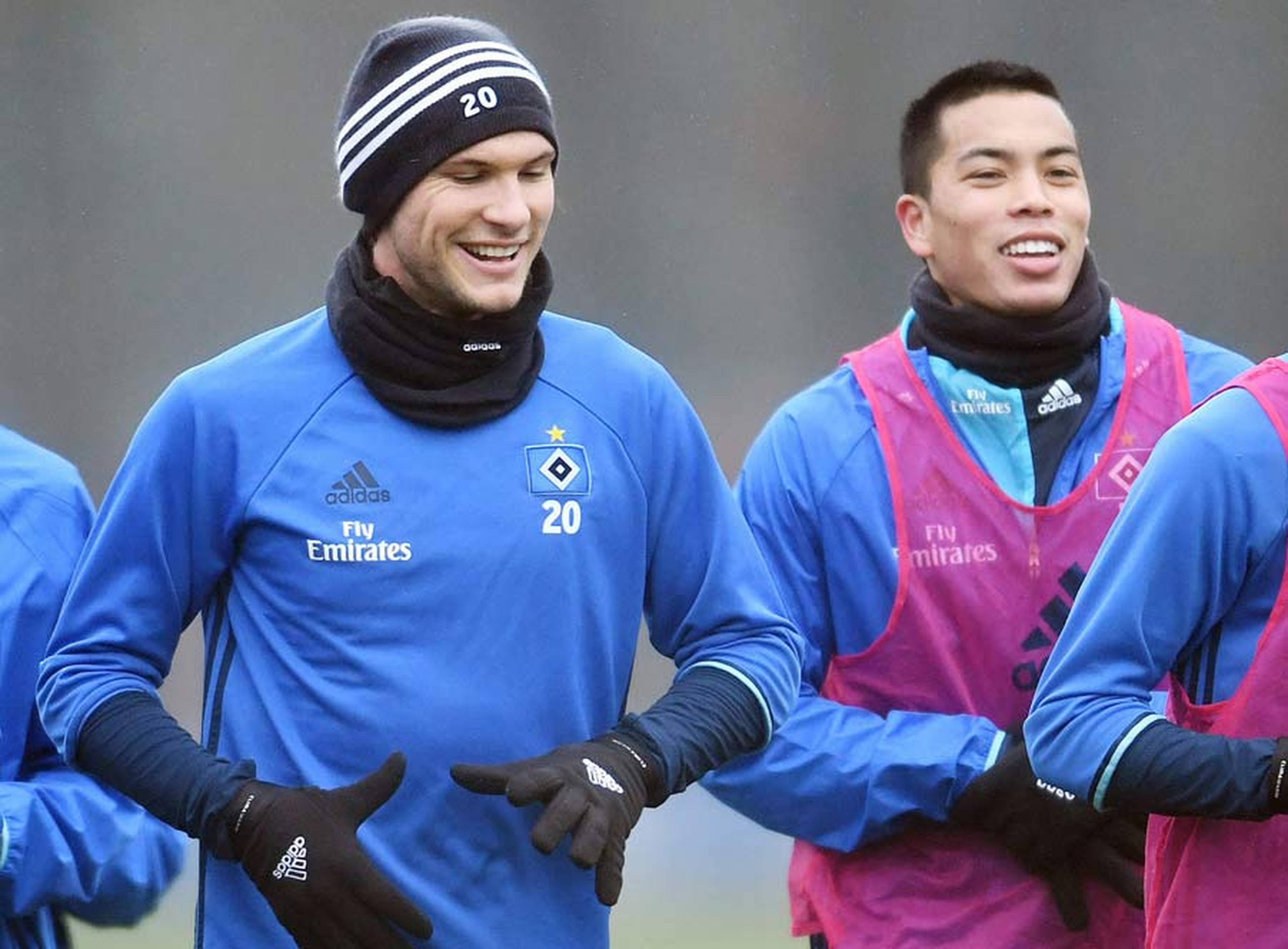 Albin Ekdal und Bobby Wood laufen nebeneinander.