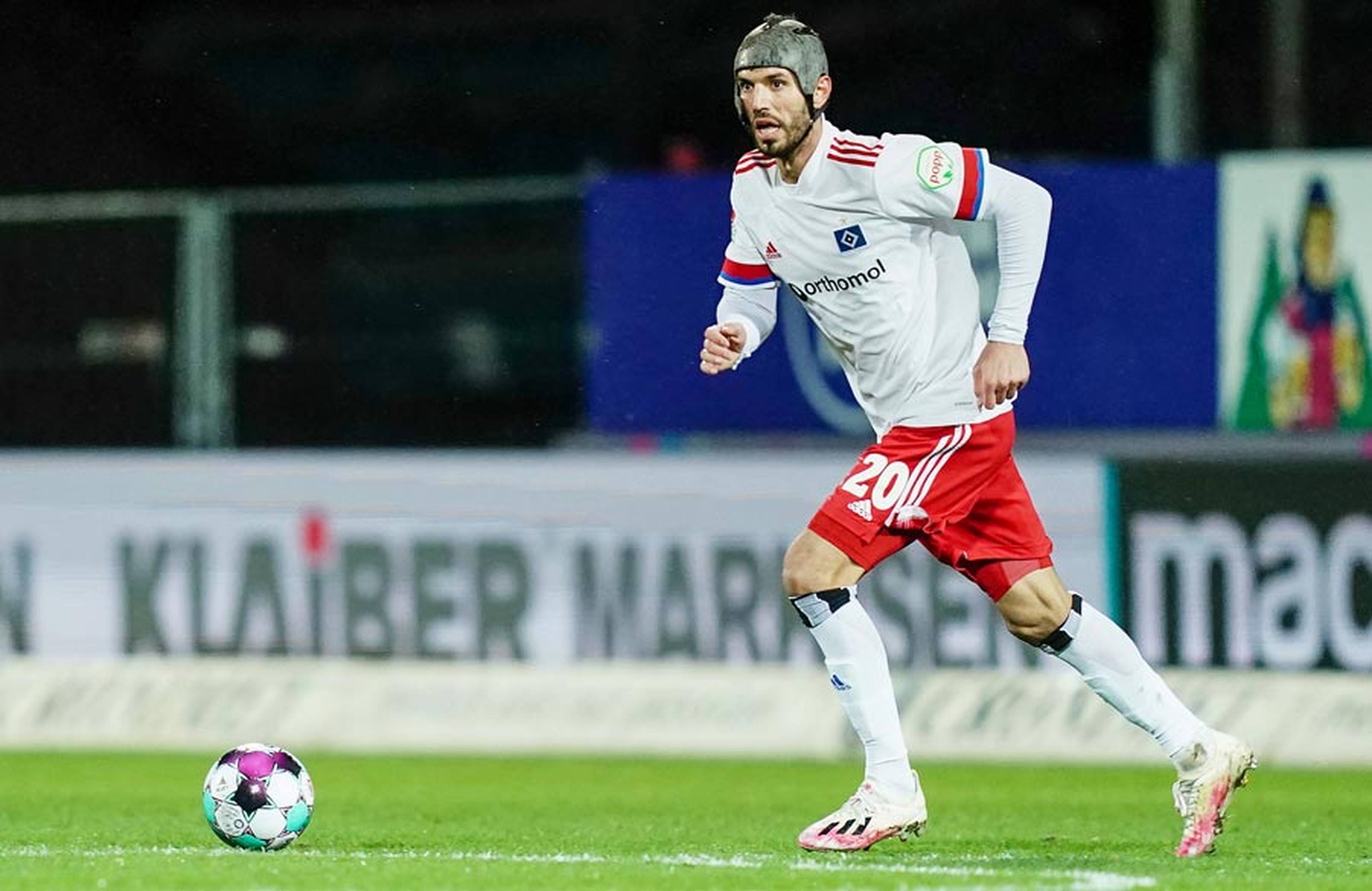 Klaus Gjasula blickt auf das Spielgeschehen.