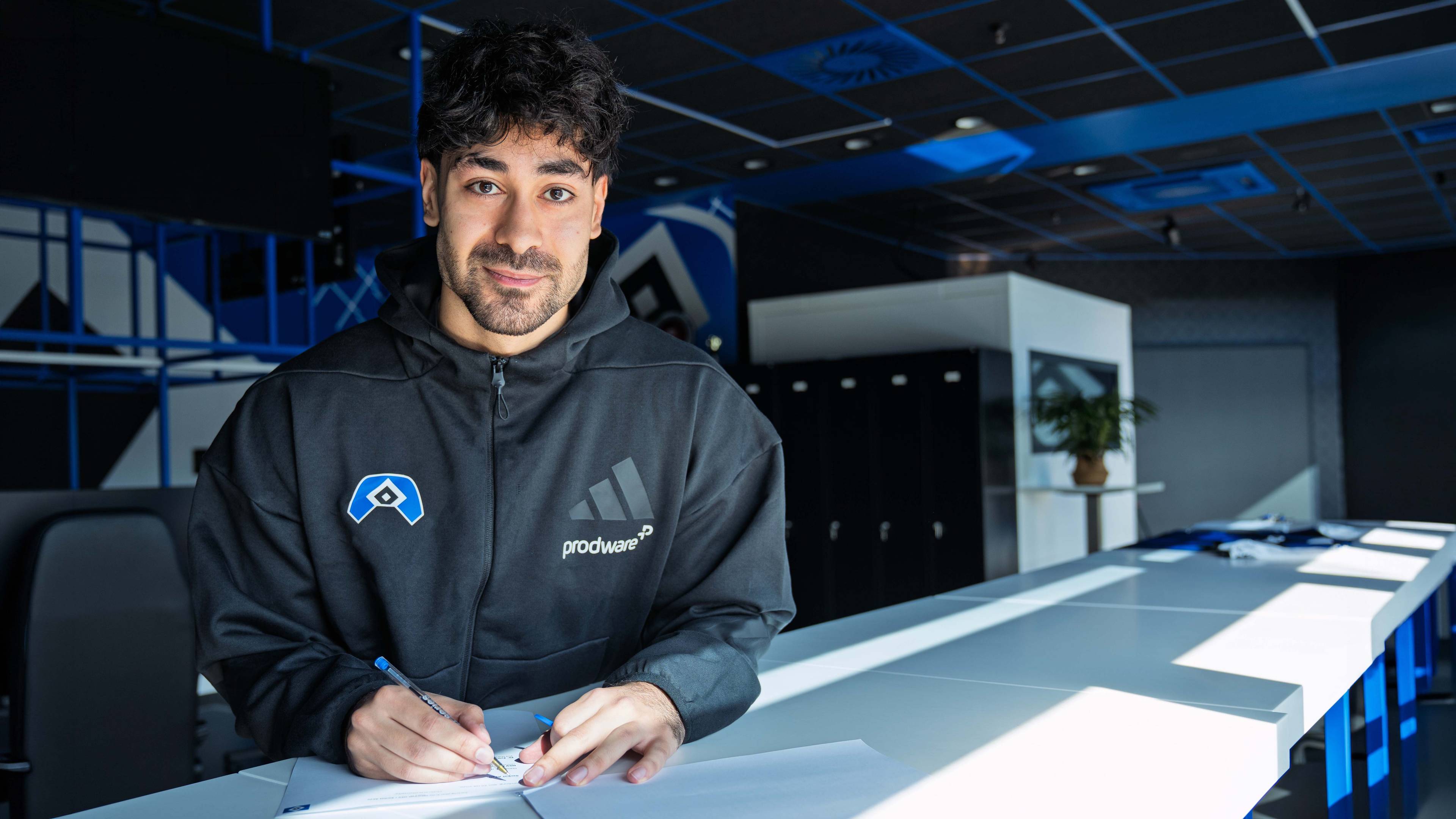 Serhat Aksu unterschreibt einen Vertrag im Home of eSports.