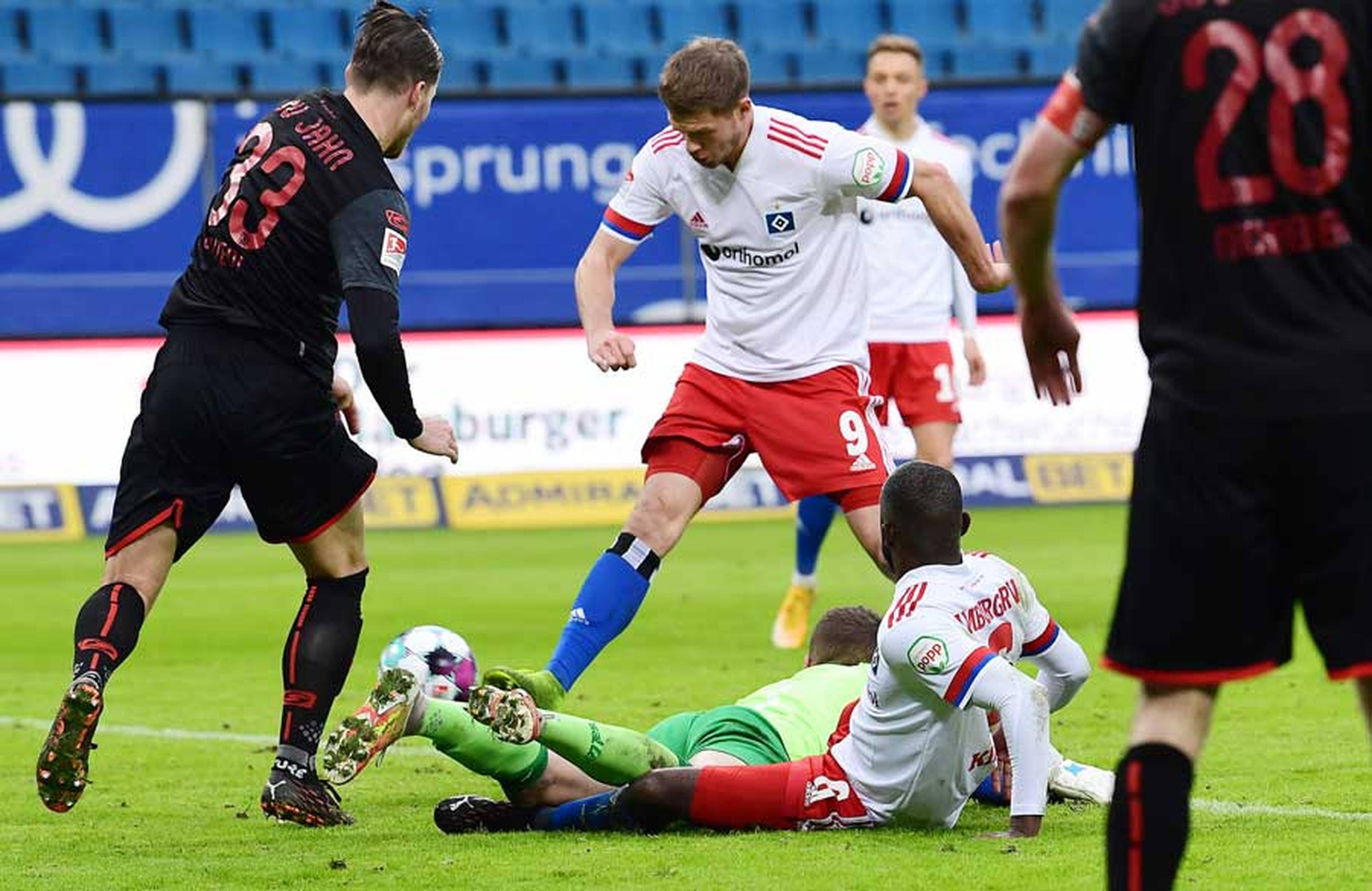 Drin! Kinsombi spitzelt den Ball im Sitzen zu Terodde, der den Ball mit seinem 15. Saisontreffer zum 2:1 einschiebt.