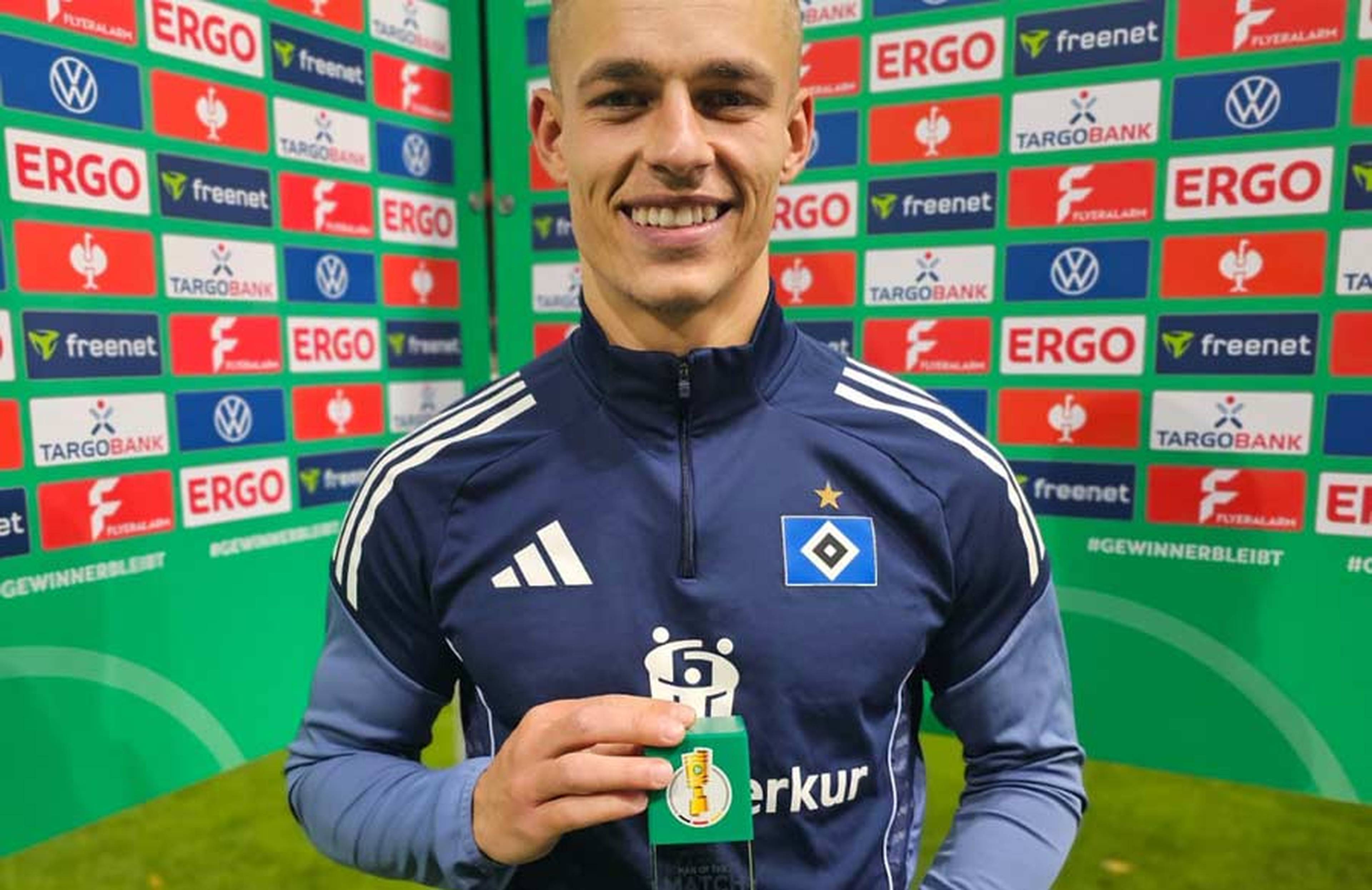 Miro Muheim führte den HSV in Heidenheim als Kapitän aufs Feld und bekam nach Spielende vom DFB die Trophäe für den "Man of the Match" überreicht.