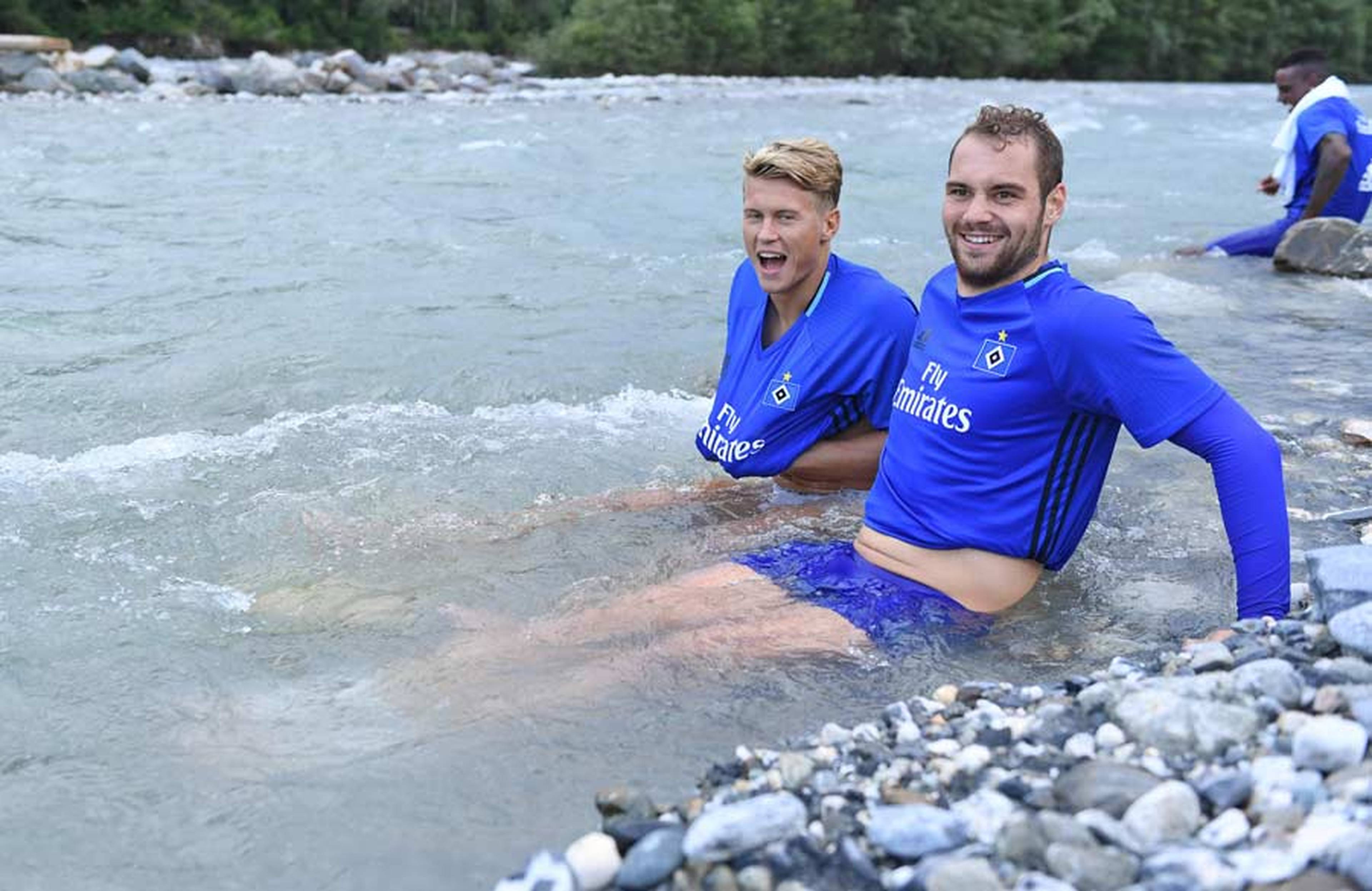 Lasogga und Ostrzolek kühlen sich im Rhein ab.